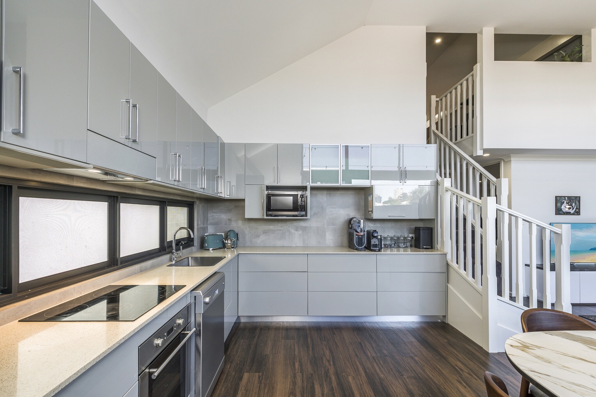 Bed Linen, Desk, Hot Water, Internet Access DSL, Wardrobe, Living room(2x single sofa bed, streamingservice, netflix, playstation), Kitchen(dining table, stove, electric kettle, toaster, coffee machine, oven, microwave, dishwasher, fridge, freezer, dishes and cutlery, Wine glasses), bedroom(double king size bed), bedroom(Queen Bed), bedroom(Queen Bed), bathroom(tumble dryer, washing machine, iron, hairdryer, Towels/Sheets (Incl.), shampoo, body soap, Essentials, Conditioner, Shower gel), bathroom, First Aid, Play area, bath tub, balcony or terrace, heating, air conditioning, toys, Dedicated workspace, Cooking basics, Carbon monoxide detector, Coffee, Long term stays allowed, Room-darkening shades, Town, Village