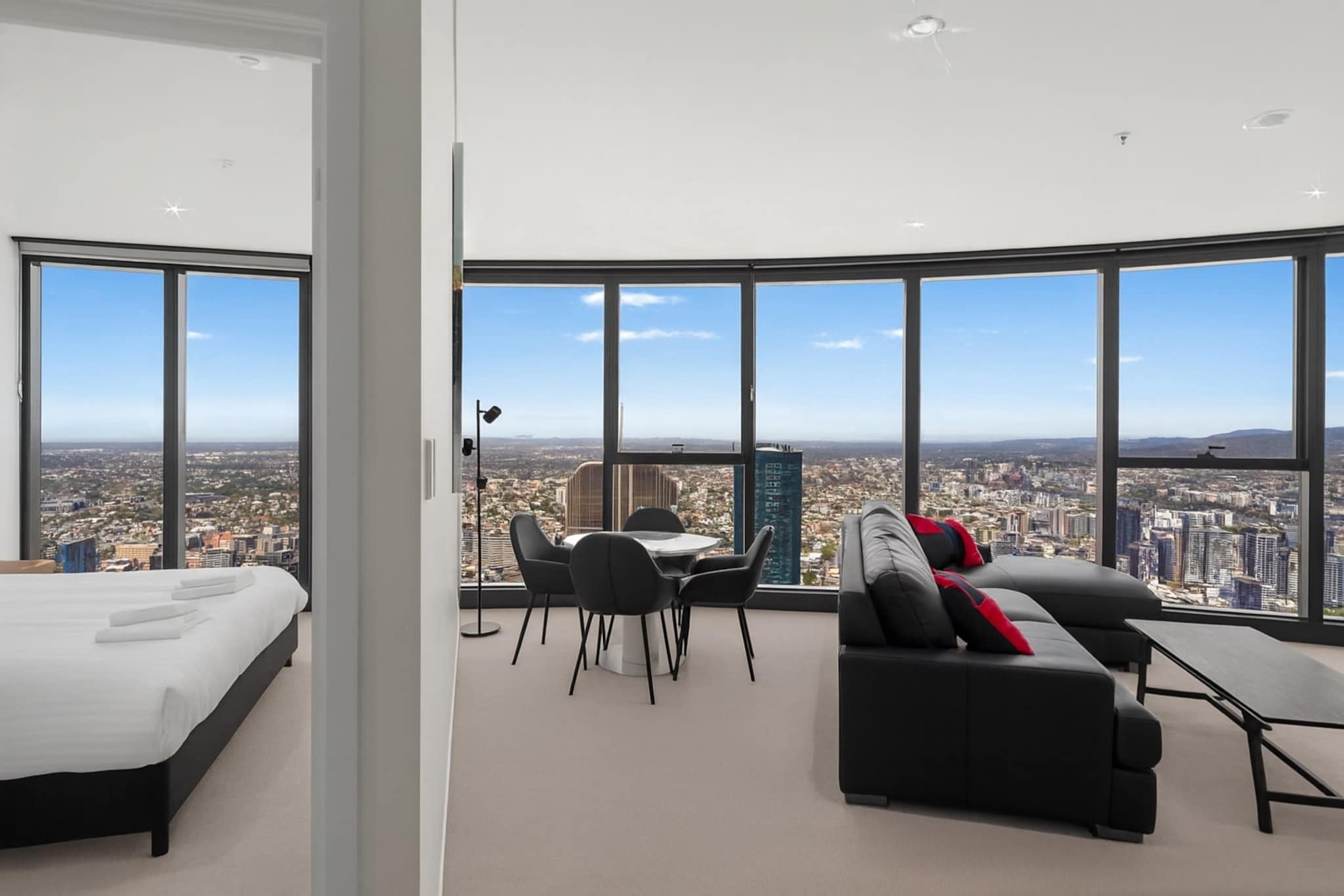 Panoramic Views Apartment & High-Rise Pool and Gym