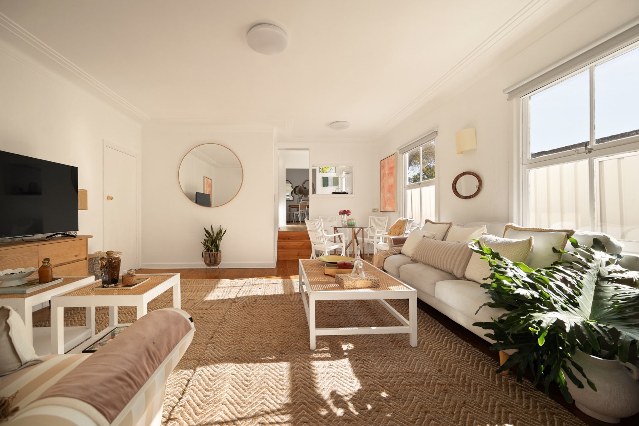 Sunlit Coastal Retreat Close to Cafes and Beach