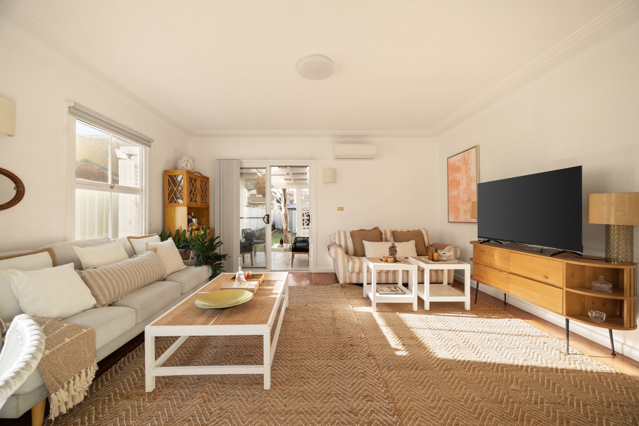 Sunlit Coastal Retreat Close to Cafes and Beach