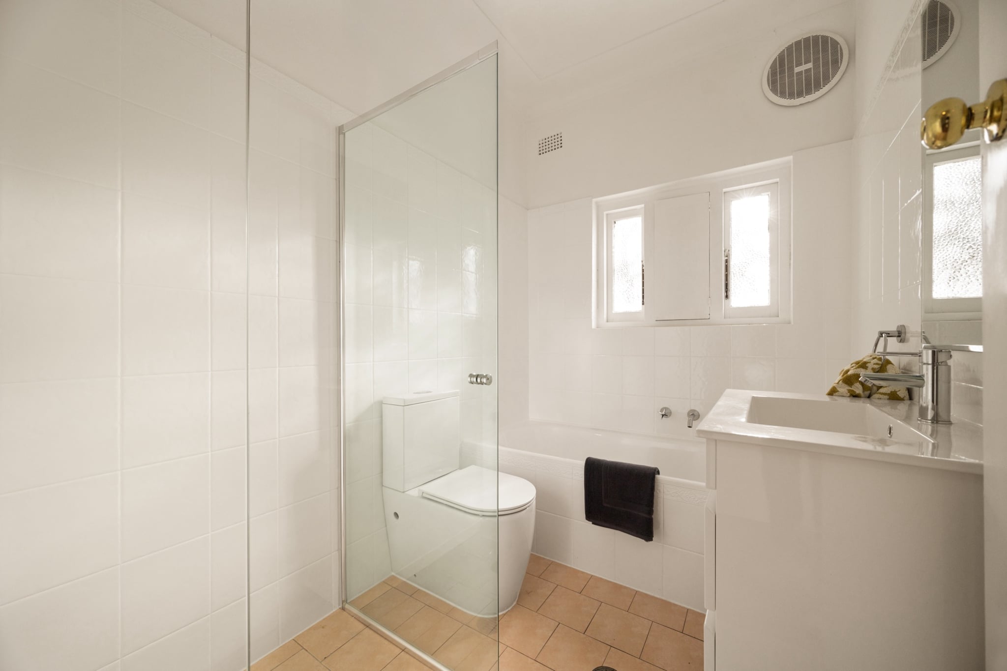 Sunlit Coastal Retreat Close to Cafes and Beach