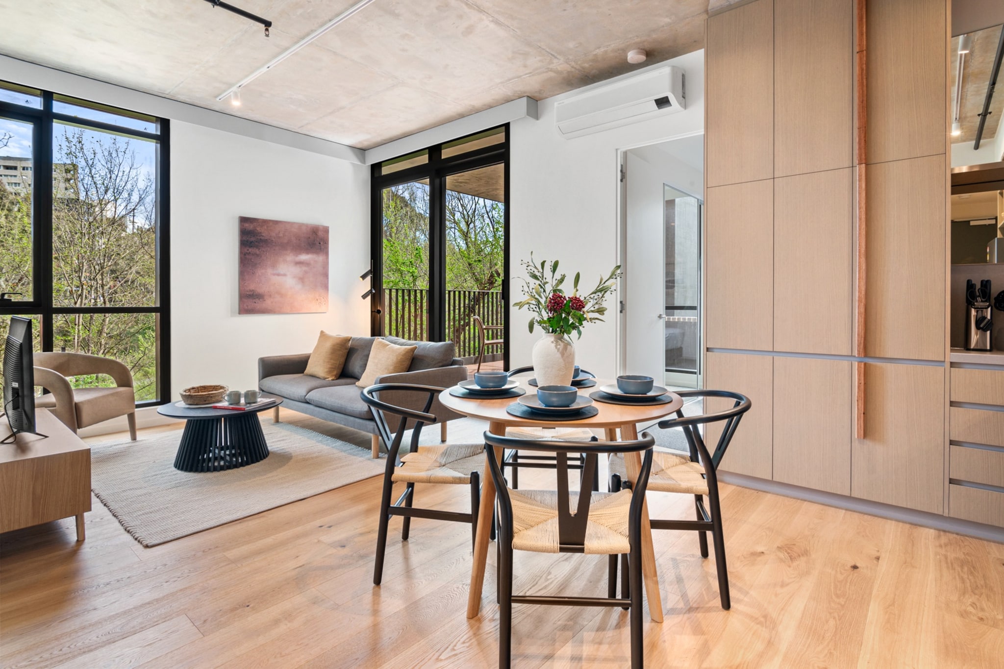 Bed Linen, Elevator, Hot Water, Internet Access DSL, Wardrobe, Living room(TV, seating area), Kitchen(dining table, stove, electric kettle, toaster, coffee machine, oven, microwave, dishwasher, fridge, freezer, dishes and cutlery, Wine glasses), bedroom(Queen Bed), bedroom(double bed), bathroom(tumble dryer, washing machine, hairdryer, Towels/Sheets (Incl.), shampoo, body soap, Essentials, Conditioner, Shower gel), bathroom, First Aid, balcony or terrace, heating, air conditioning, Cooking basics, Baking sheet, Downtown, Long term stays allowed, Room-darkening shades, Step-free access, Town