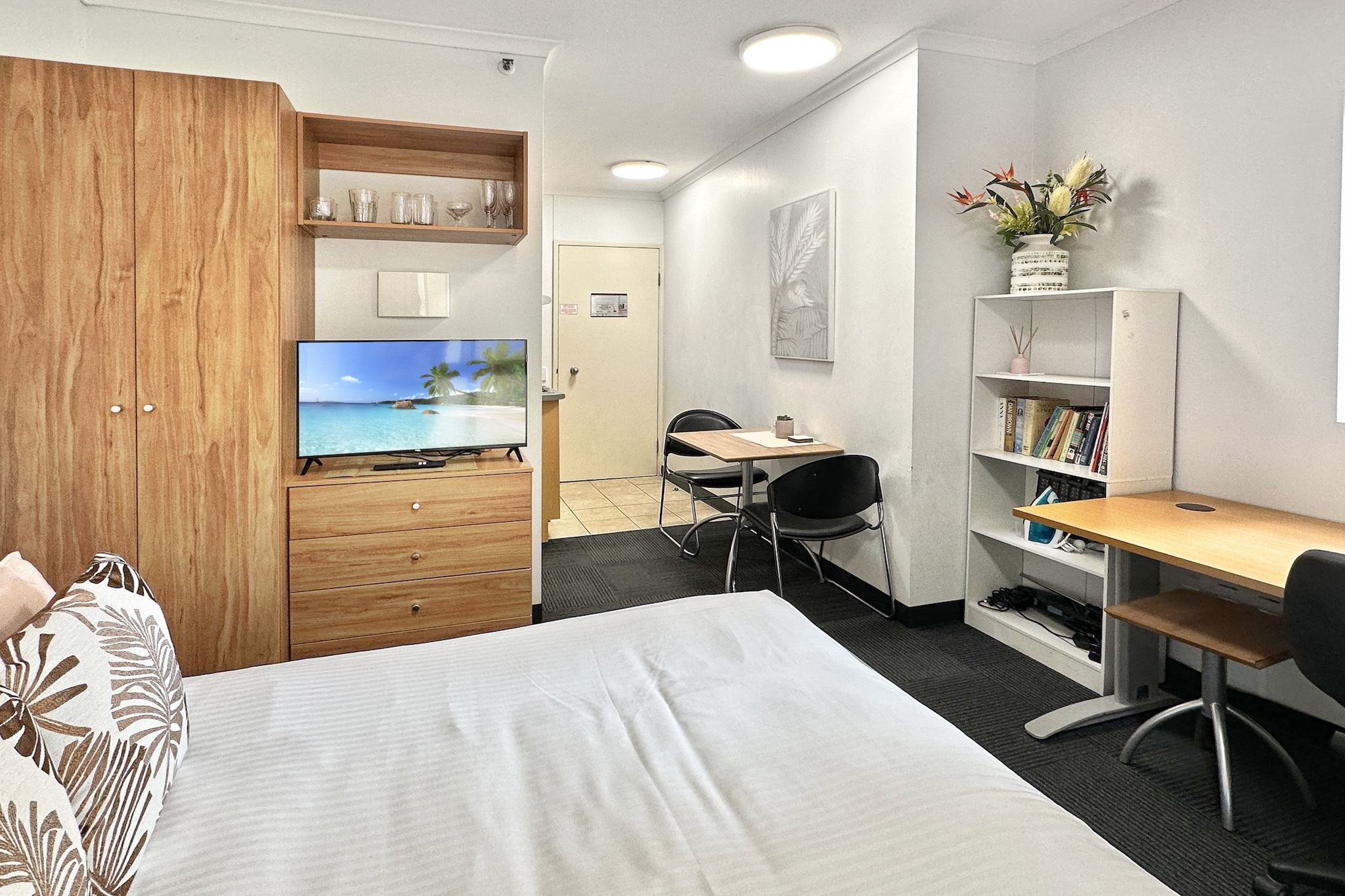 Brisbane Apt Near Dining, Shops and River Walks