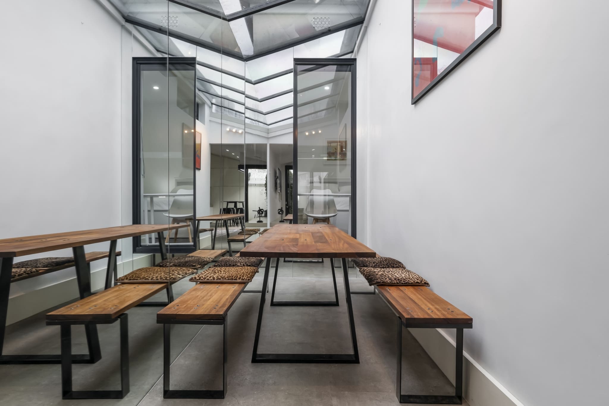 Bed Linen, Desk, Hot Water, Internet Access DSL, Wardrobe, Living room(TV, seating area), Kitchen(dining table, stove, electric kettle, toaster, coffee machine, oven, microwave, dishwasher, fridge, freezer, dishes and cutlery, Wine glasses), bedroom(Queen Bed), bedroom(double bed), bathroom(tumble dryer, washing machine, iron, hairdryer, Towels/Sheets (Incl.), shampoo, body soap, Essentials, Conditioner, Shower gel), First Aid, Play area, bath tub, balcony or terrace, heating, air conditioning, Dedicated workspace, Cooking basics, Carbon monoxide detector, Coffee, Downtown, Long term stays allowed, Room-darkening shades, Town