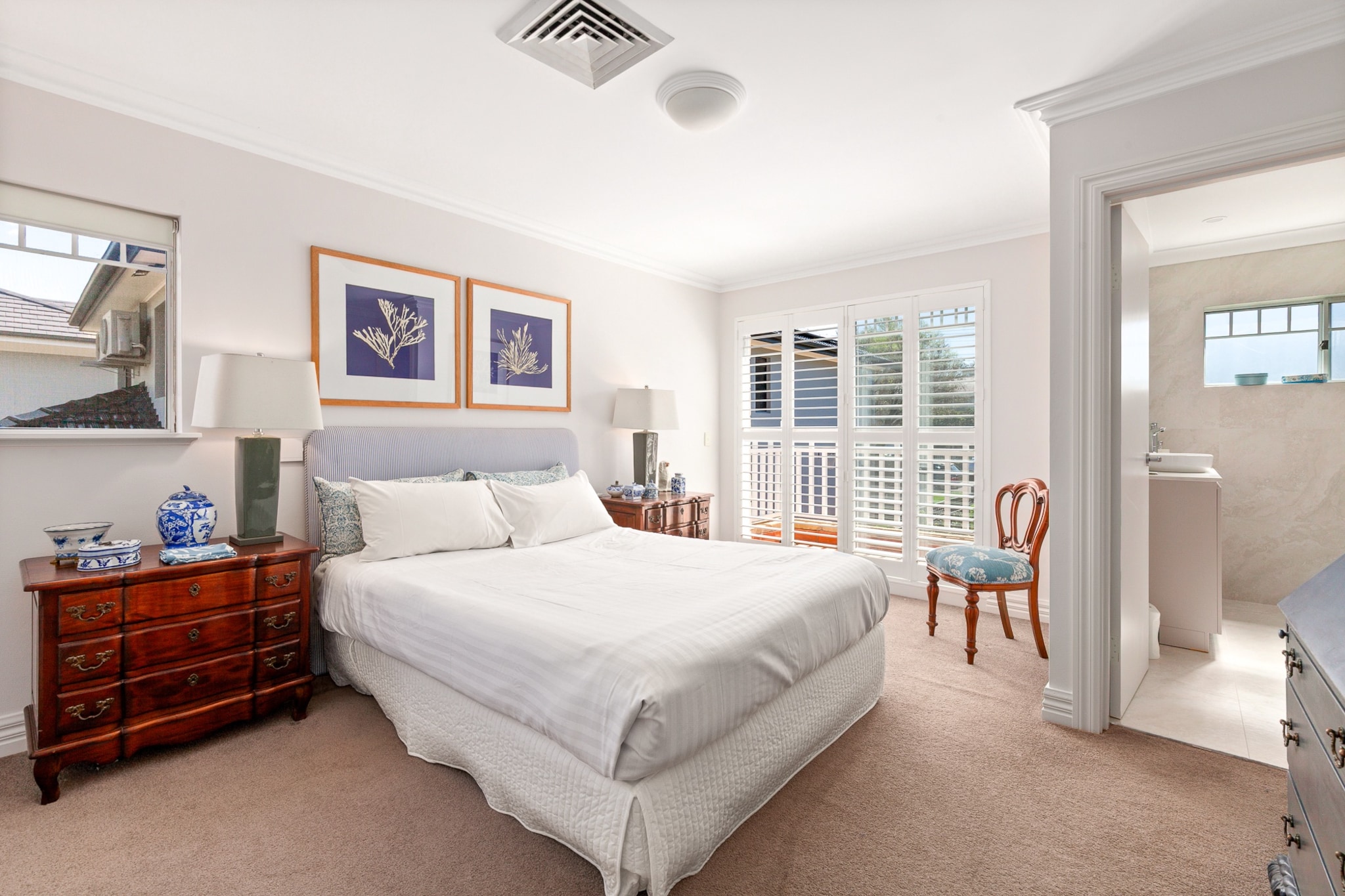 Fan, Hot Water, Safe, Wardrobe, Living room(single sofa bed, seating area), Kitchen(dining table, stove, electric kettle, toaster, oven, microwave, dishwasher, fridge, freezer, dishes and cutlery, Wine glasses), bedroom(Queen Bed), bedroom(Queen Bed), bathroom(tumble dryer, washing machine, iron, hairdryer, Towels/Sheets (Incl.), shampoo, body soap, Essentials, Conditioner), bathroom, bathroom, First Aid, heating, air conditioning, Cooking basics, Baking sheet, Carbon monoxide detector, Downtown, Long term stays allowed, Room-darkening shades, Town