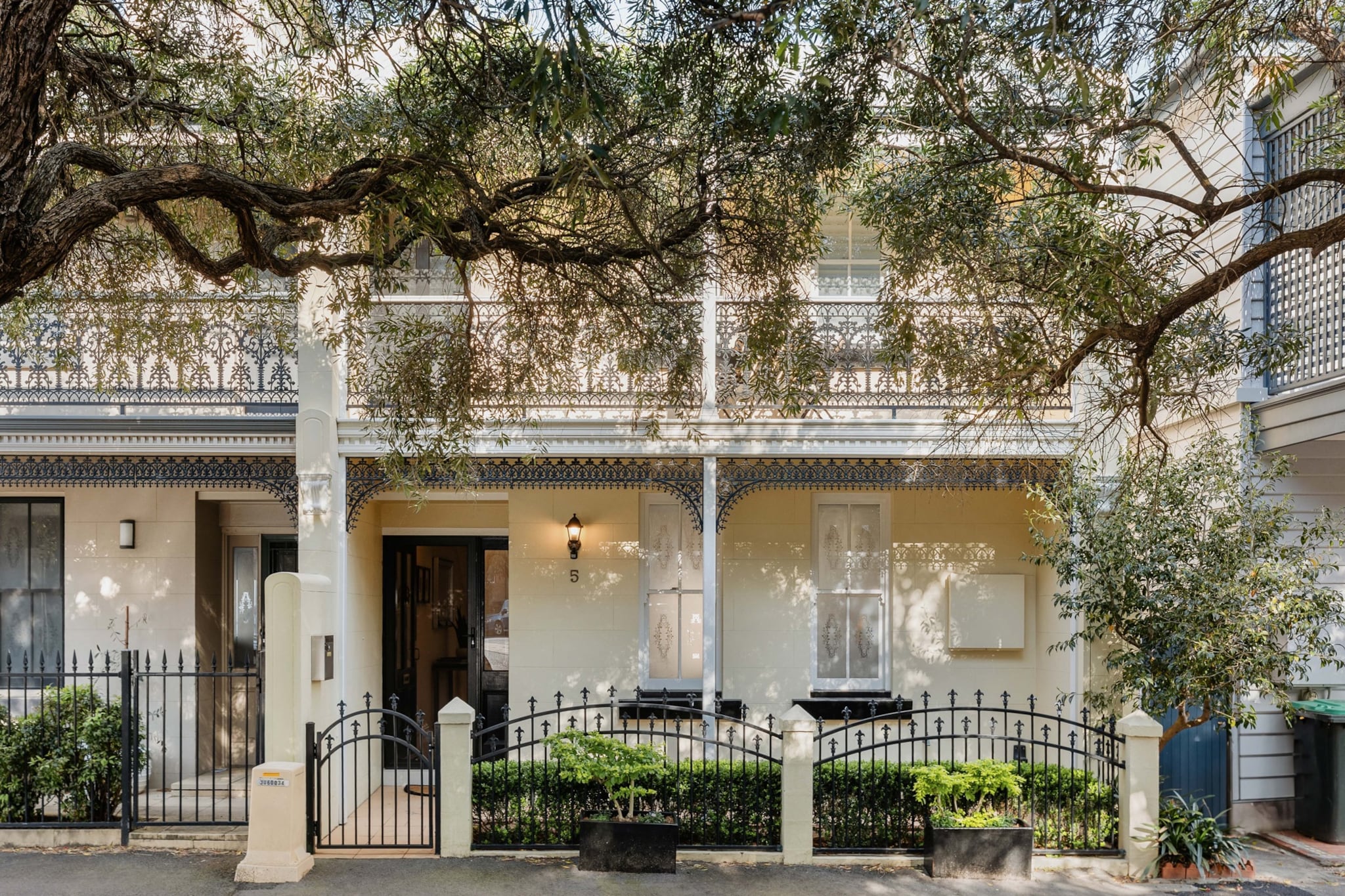 Beautiful Terrace Home with Courtyard