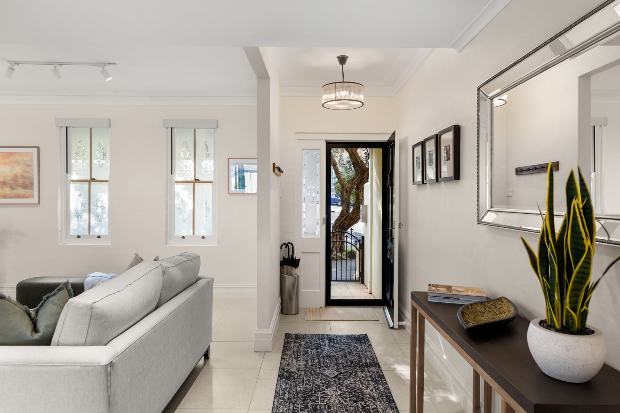 Beautiful Terrace Home with Courtyard