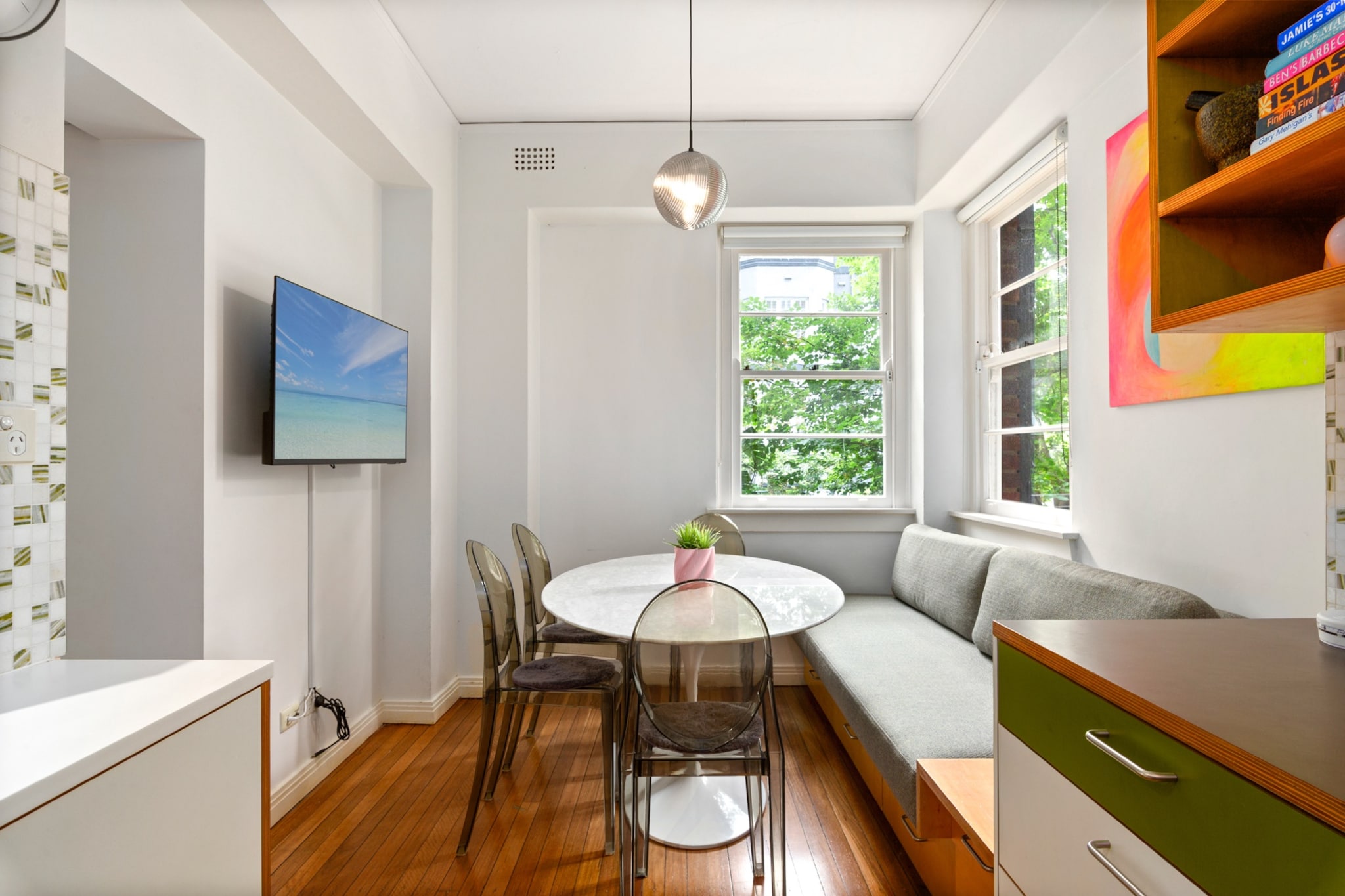 Bed Linen, Fan, Hot Water, Internet Access DSL, Wardrobe, Living room(single sofa bed, TV, air conditioning), Kitchen(dining table, stove, electric kettle, coffee machine, oven, microwave, dishwasher, fridge, freezer, dishes and cutlery, Wine glasses), bedroom(double king size bed), bedroom(Queen Bed), bedroom(single bed), bathroom(tumble dryer, washing machine, iron, hairdryer, Towels/Sheets (Incl.), shampoo, body soap, Essentials, Conditioner, Shower gel), First Aid, balcony or terrace, heating, Cooking basics, Downtown, Long term stays allowed, Room-darkening shades, Town