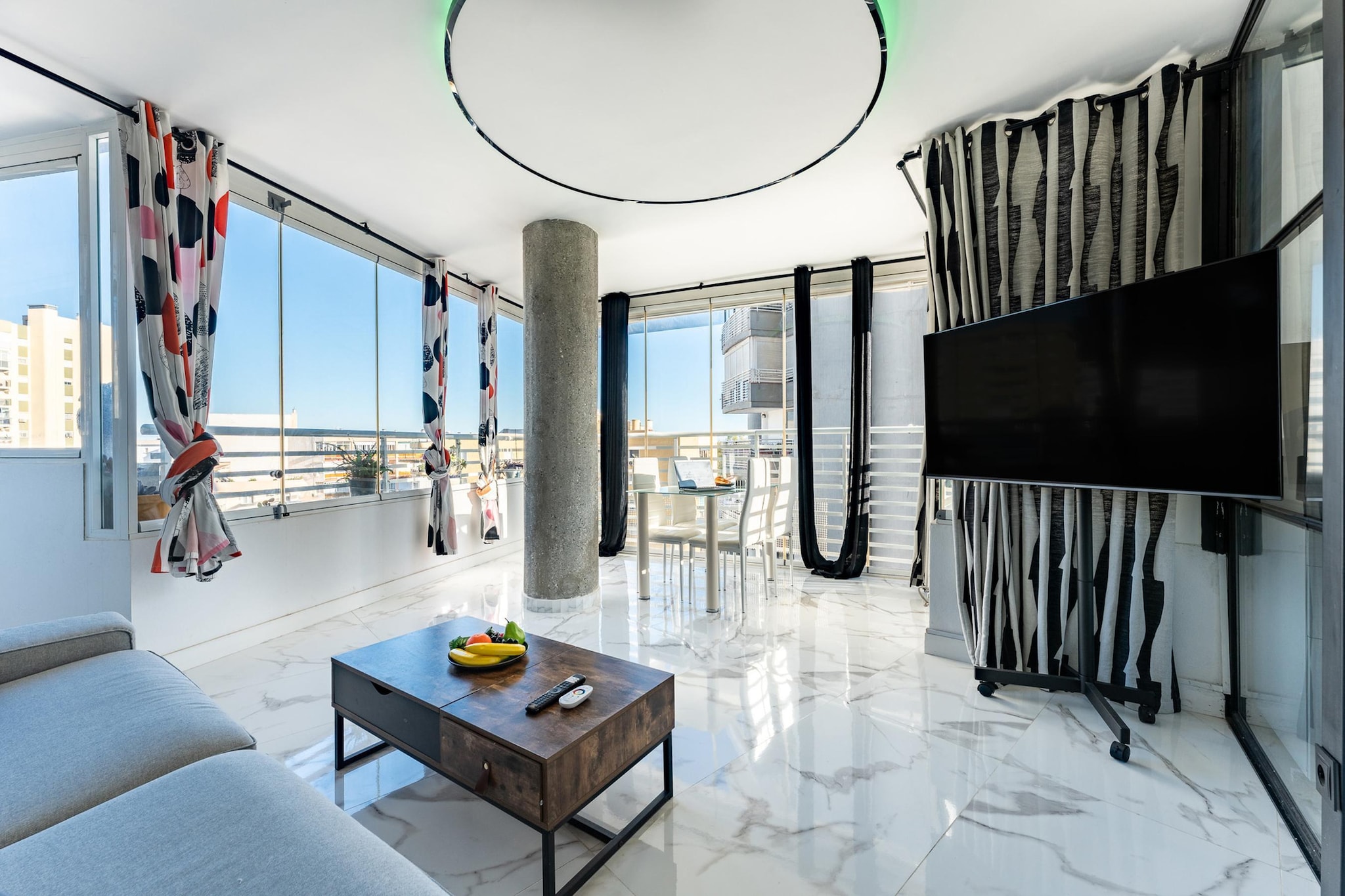 CT 352 - Faro's Torremolinos City Towers 1 - Walking distance to everything-Woonkamer