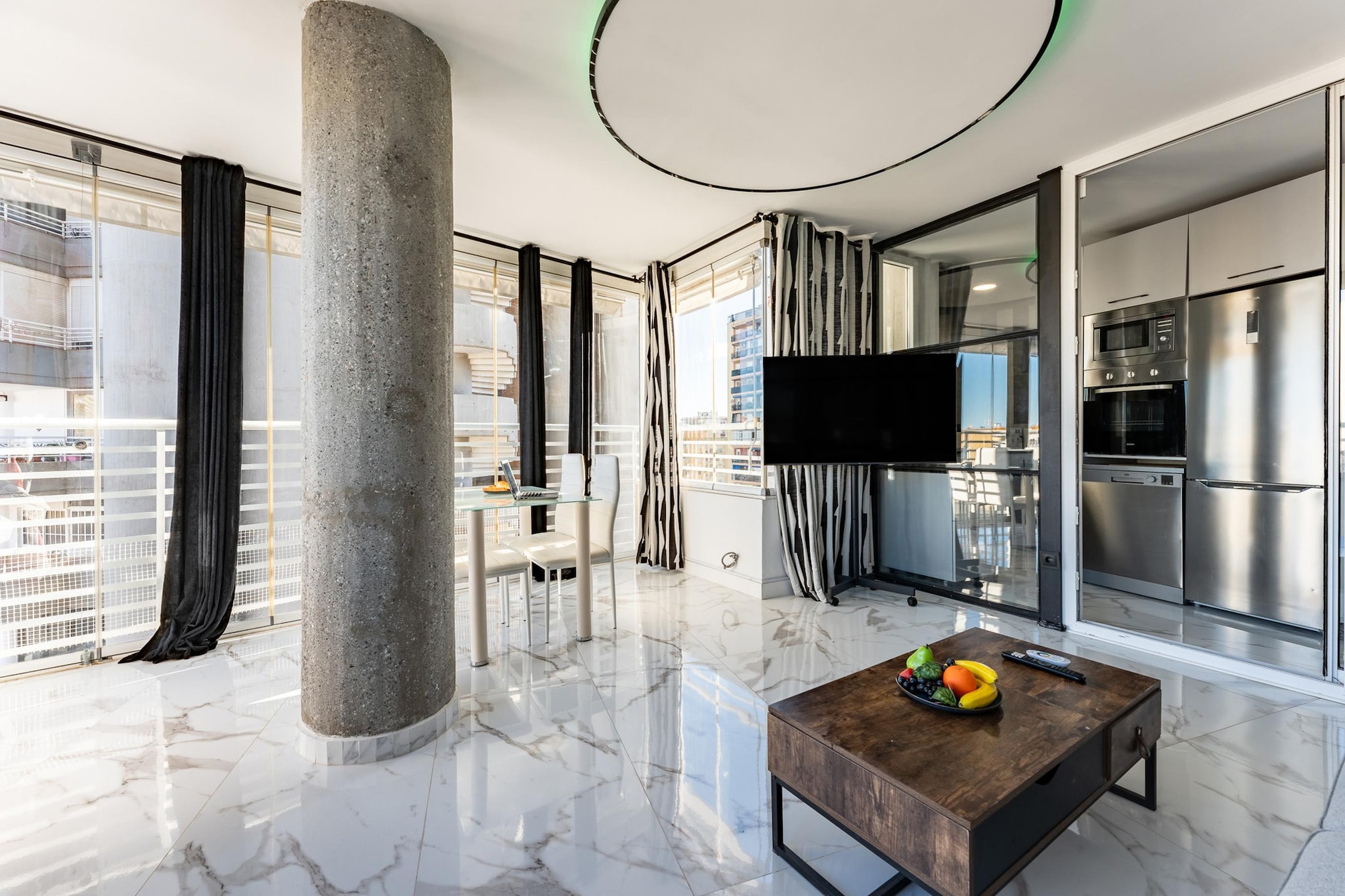 CT 352 - Faro's Torremolinos City Towers 1 - Walking distance to everything-Woonkamer