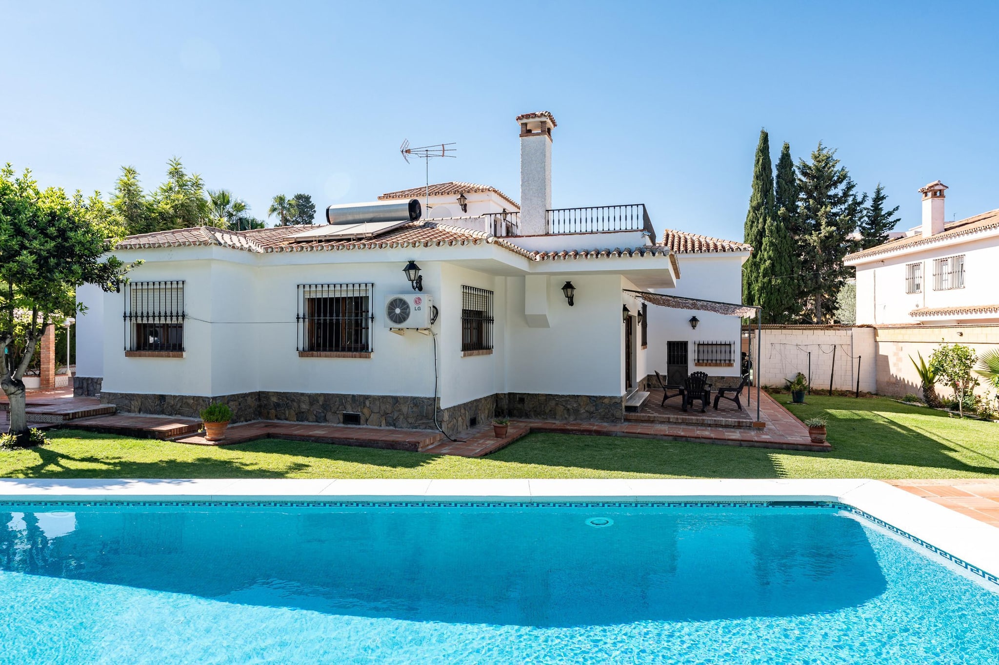 CT 387 - Faro's Villa Lola en Churriana - Málaga-Buitenkant zomer