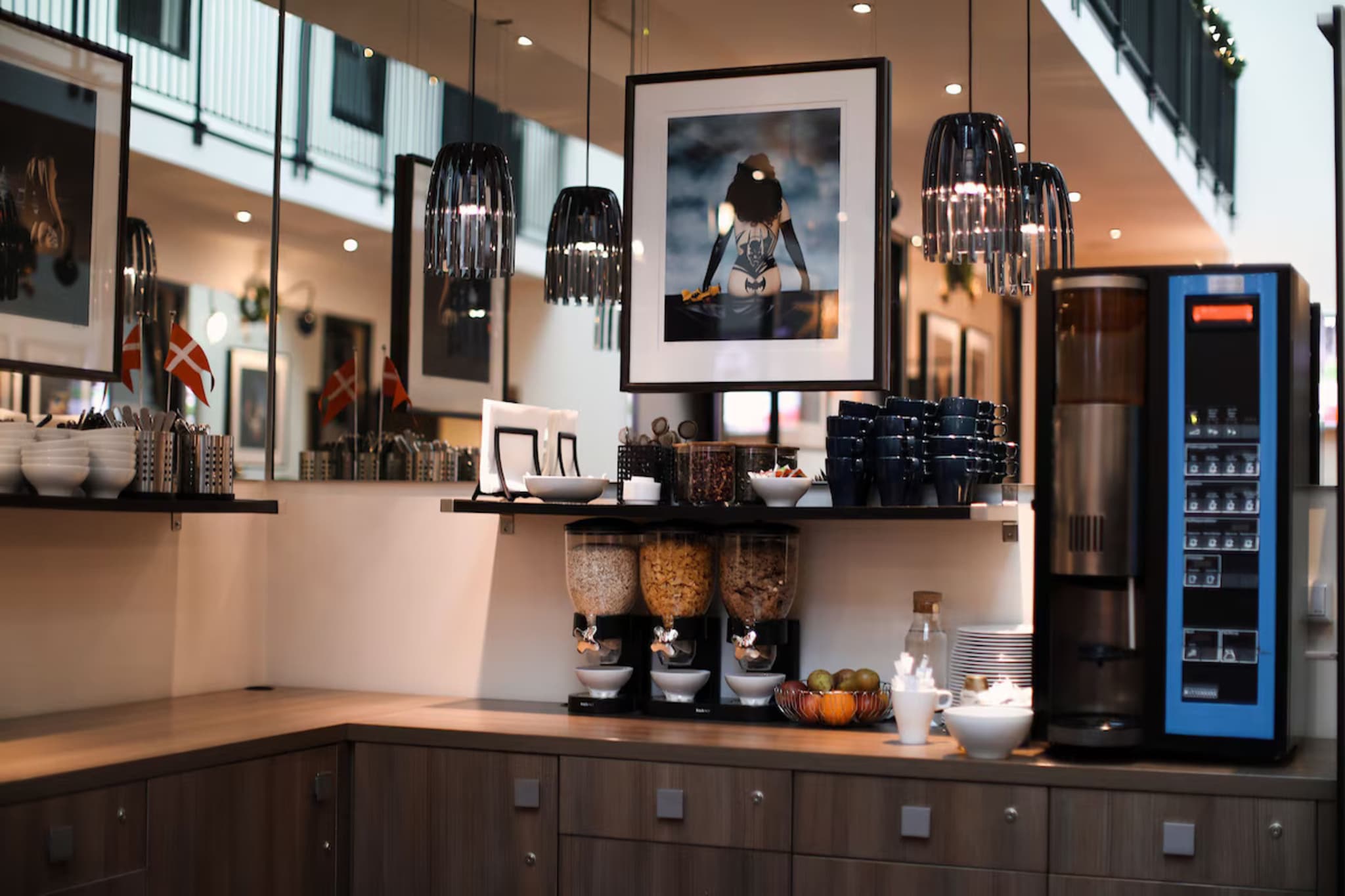 bedroom(double bed, TV(cable, flatscreen), seating area), bathroom(bathtub or shower, washbasin, toilet, hairdryer, Towels incl.), Internet access, heating, air conditioning, parking, ironing board, iron, Charging post for electric cars, Alarm, Surveillance camera, Carbon monoxide detector