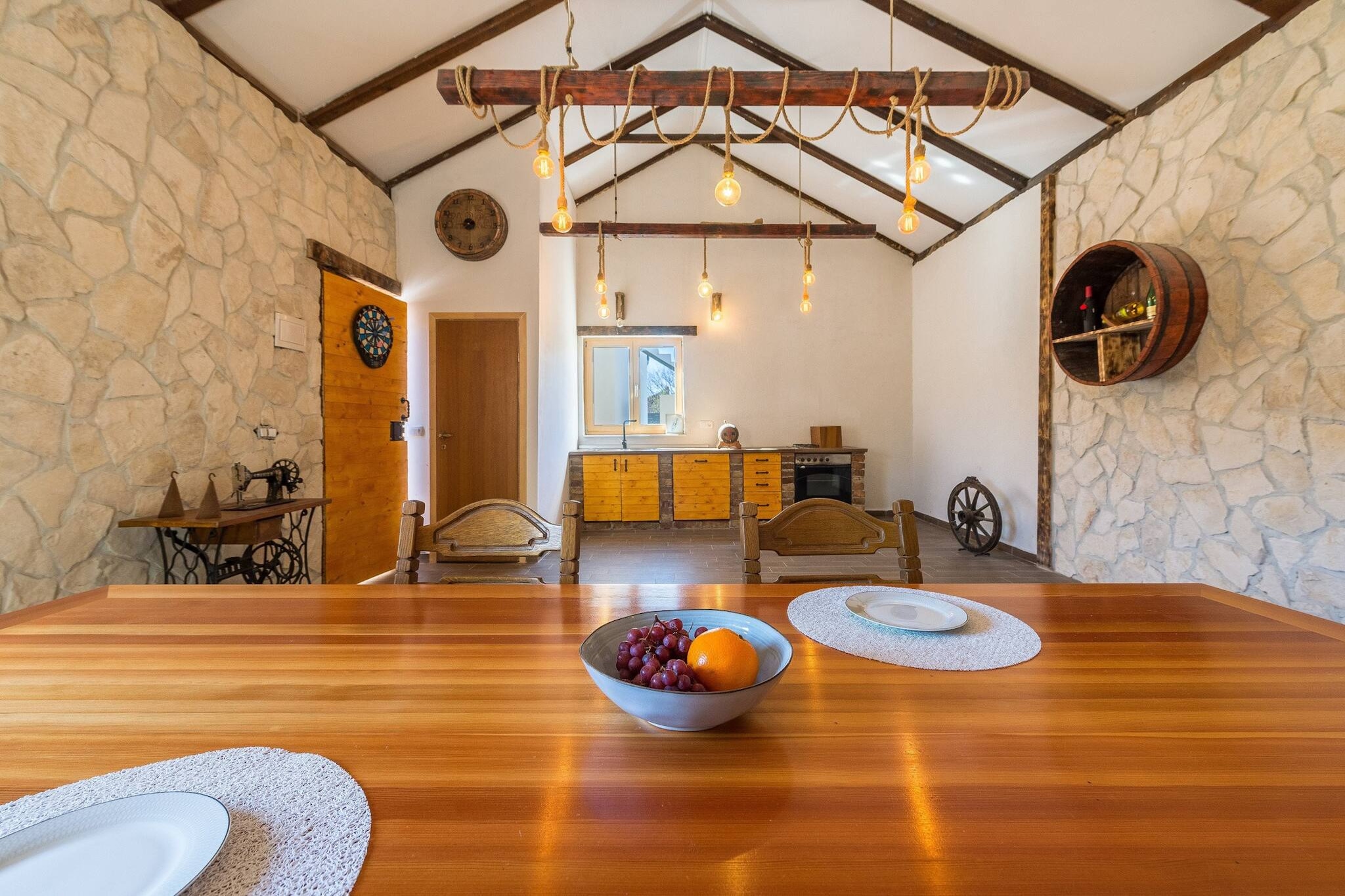 Holiday home Barba-Eetkamer