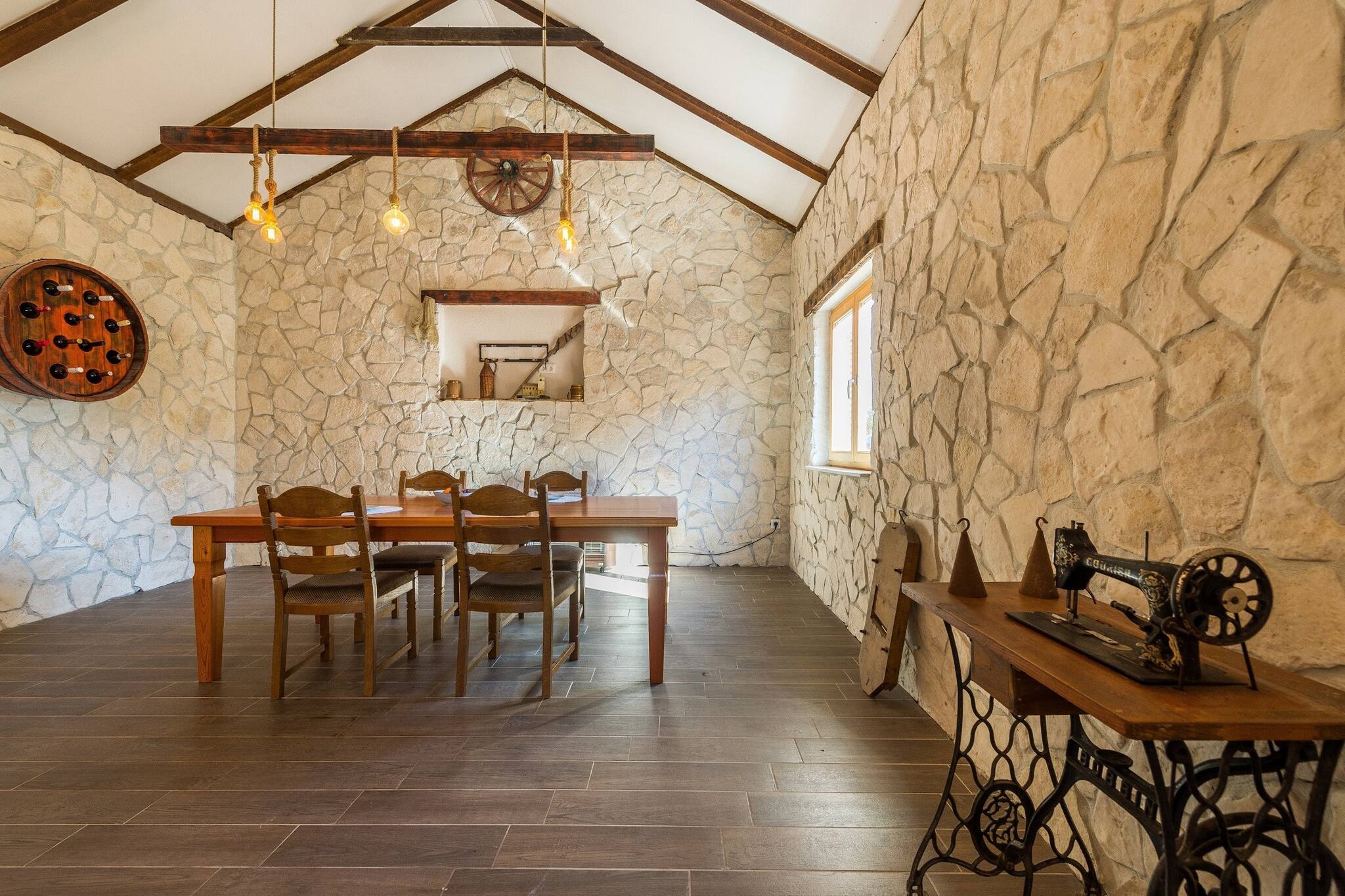 Holiday home Barba-Eetkamer