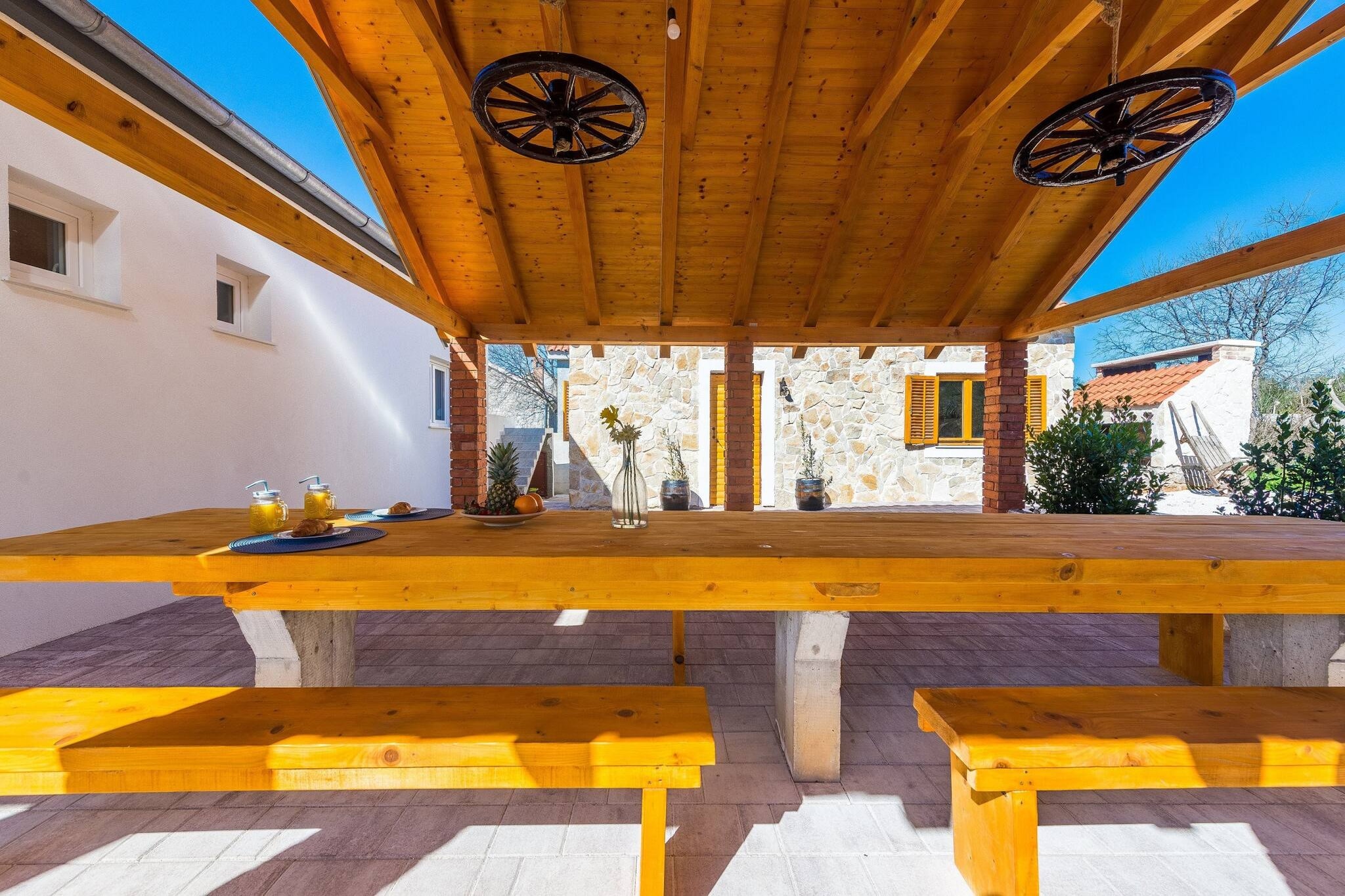 Holiday home Barba-Eetkamer