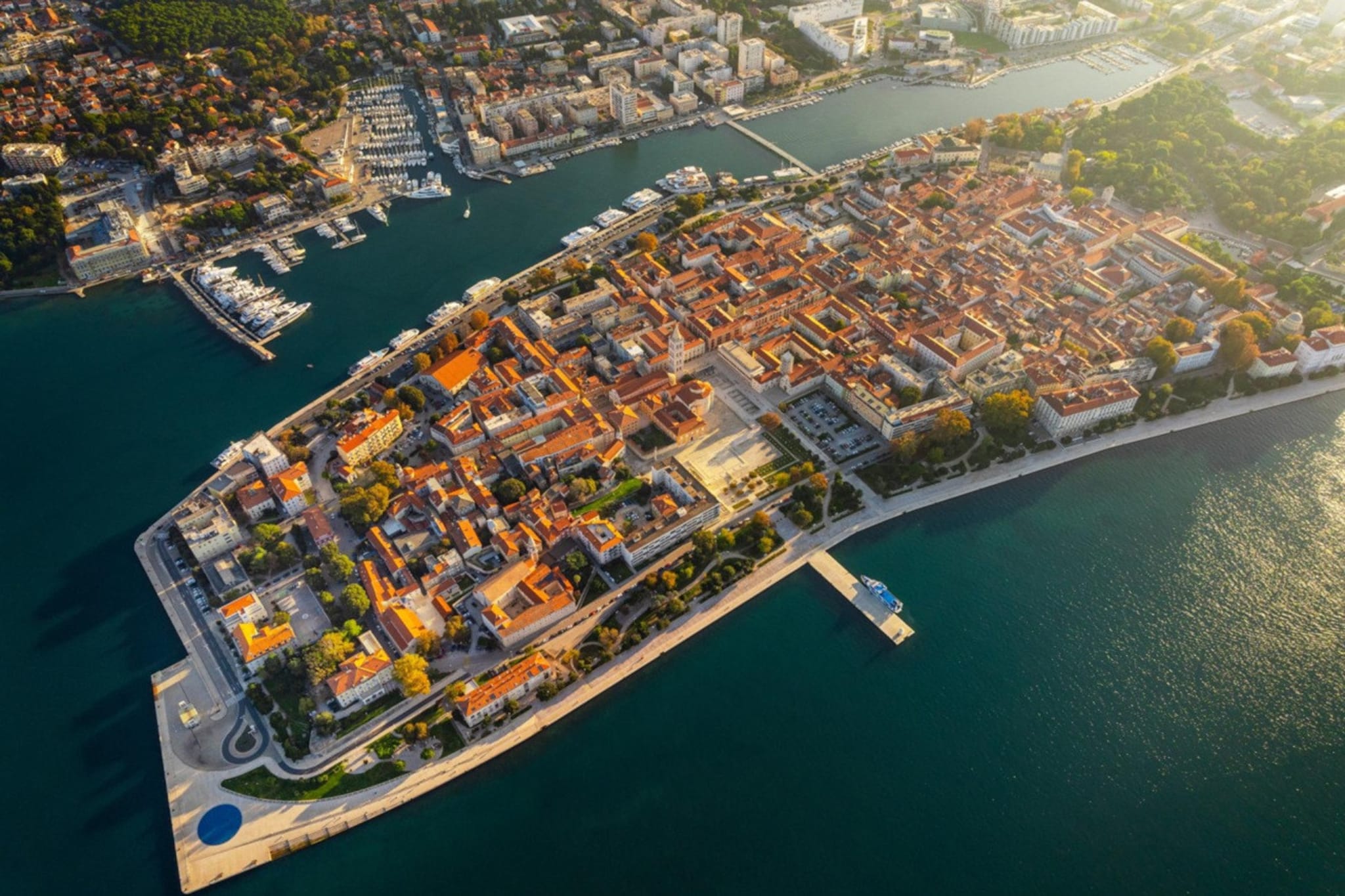 On the 4th floor: (Living room(double sofa bed, TV(flatscreen, satellite, smart TV), dining table, seating area), Kitchen(hob, electric kettle, toaster, coffee machine, oven, microwave, dishwasher, fridge-freezer, Juicer, dishes and cutlery, Wine glasses), bedroom(double king size bed), bedroom(single bed, single bed), bathroom(bath tub, washbasin, toilet, hairdryer))\n\nInternet access, Garden Furniture , washing machine, balcony, air conditioning, iron, hot water, Essentials, Cleaning products