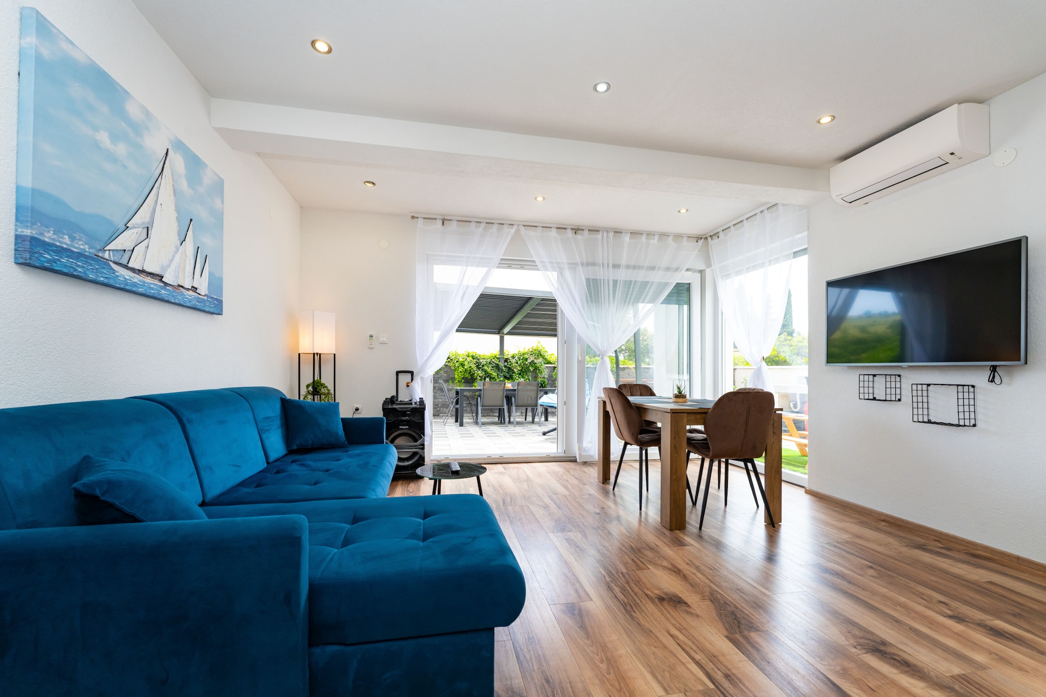 Apartment Nikita with private pool-Salon