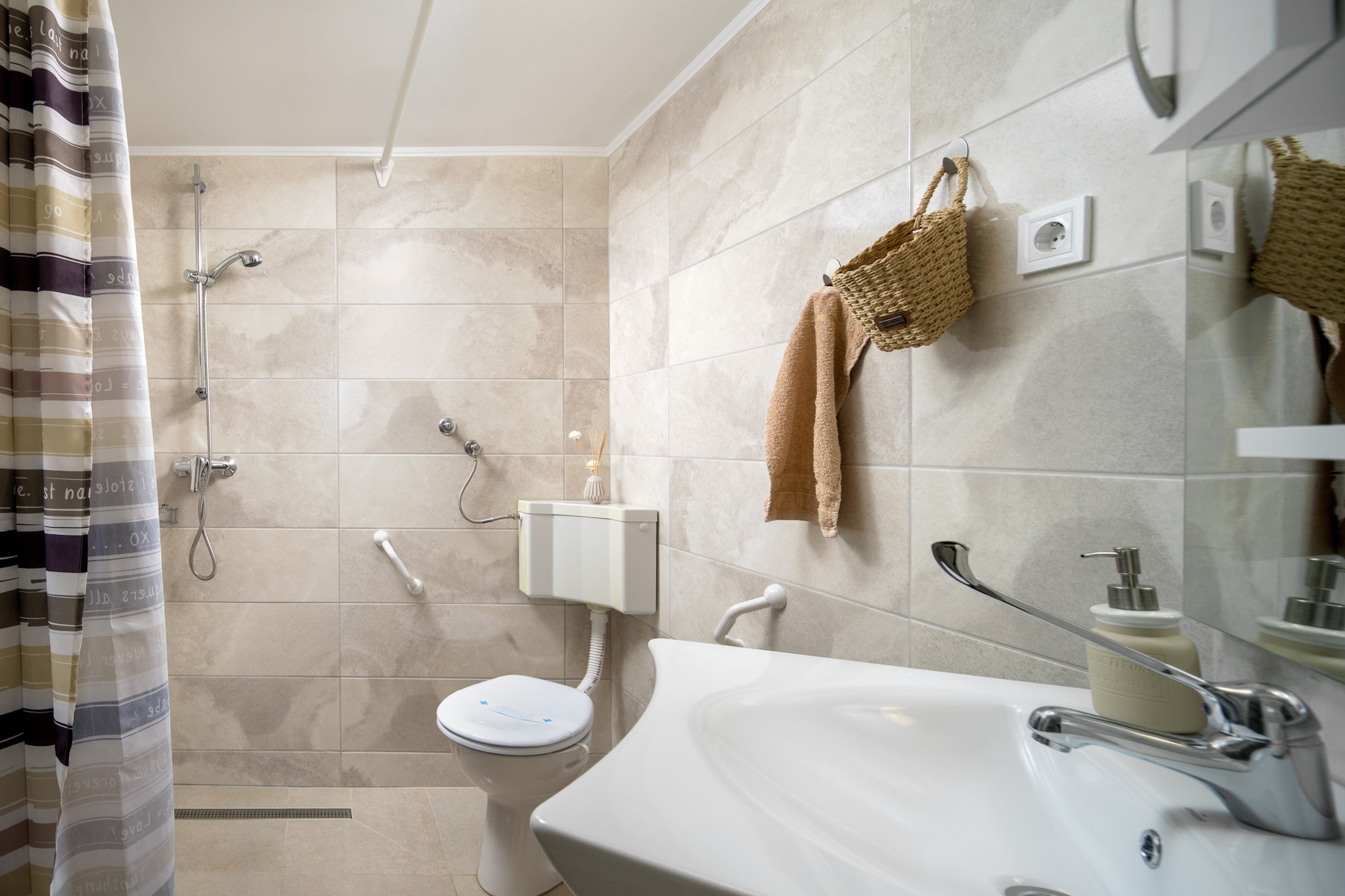 Villa Olea with private heated pool-Badkamer