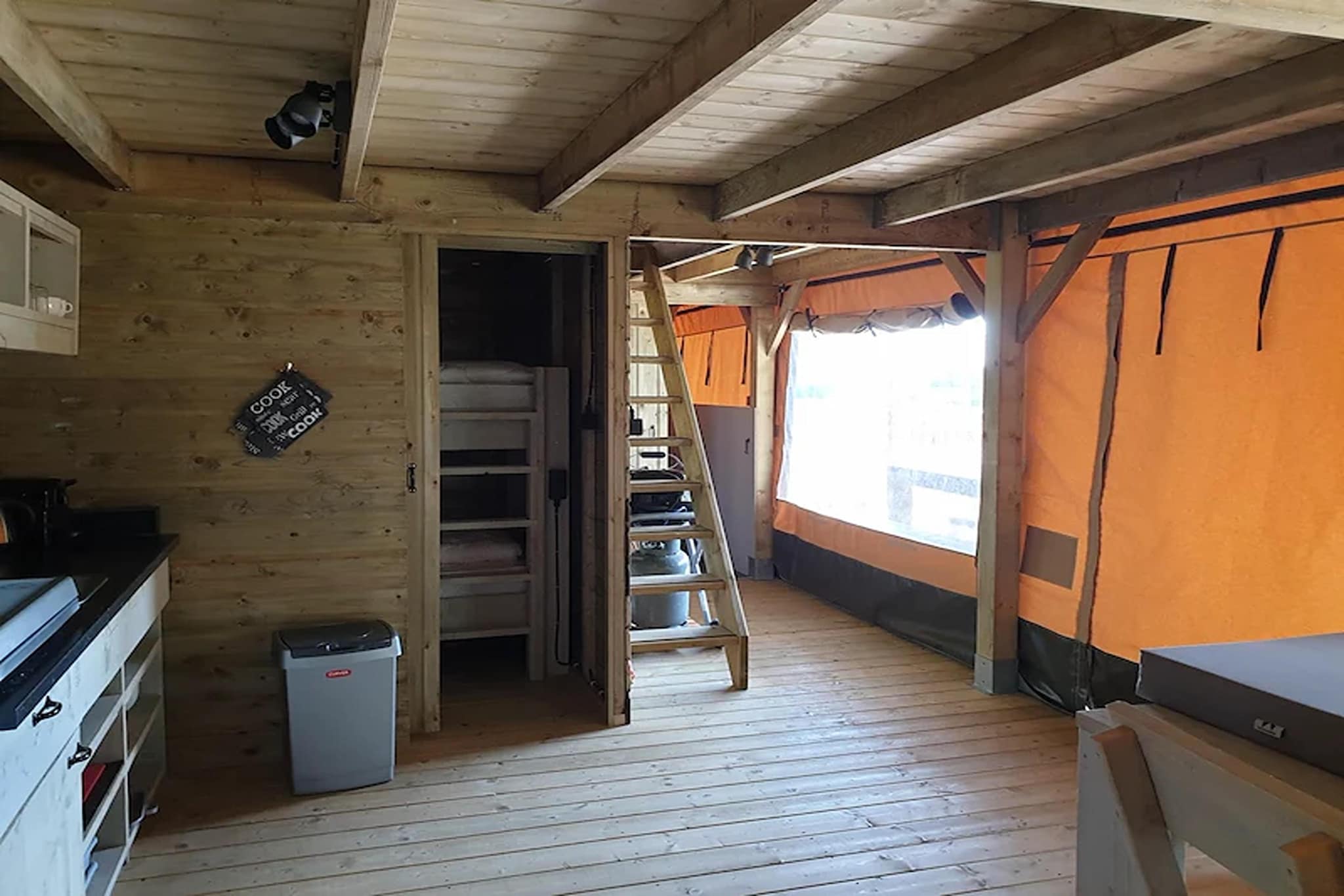 Safari Tent House for 8 in Kesteren
