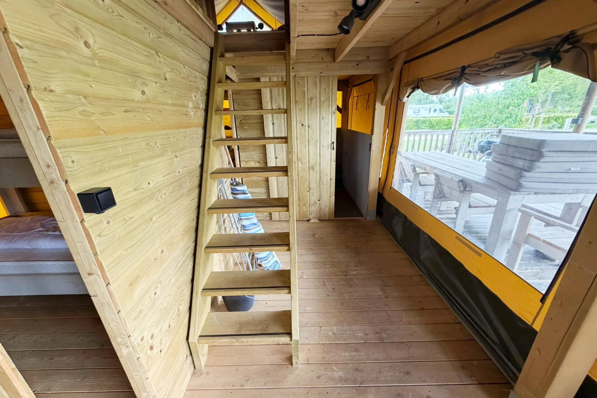 Safaritent Betuwe Lodge 8 pax - Treppe