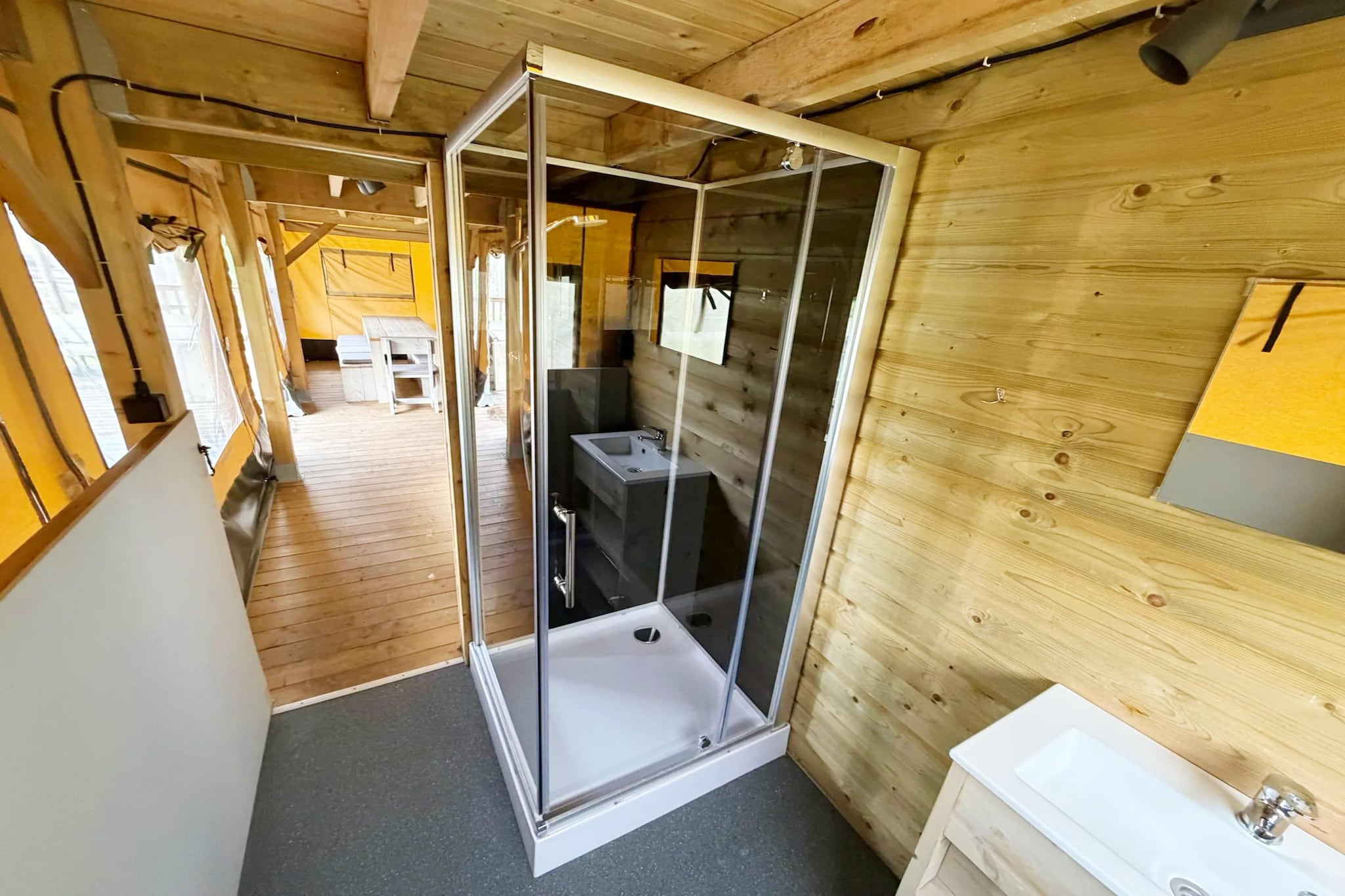 Safaritent Betuwe Lodge 8 pax - Badezimmer