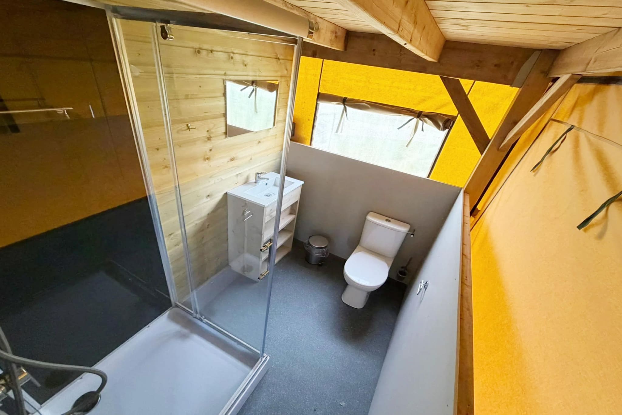 Safaritent Betuwe Lodge 8 pax - Badezimmer