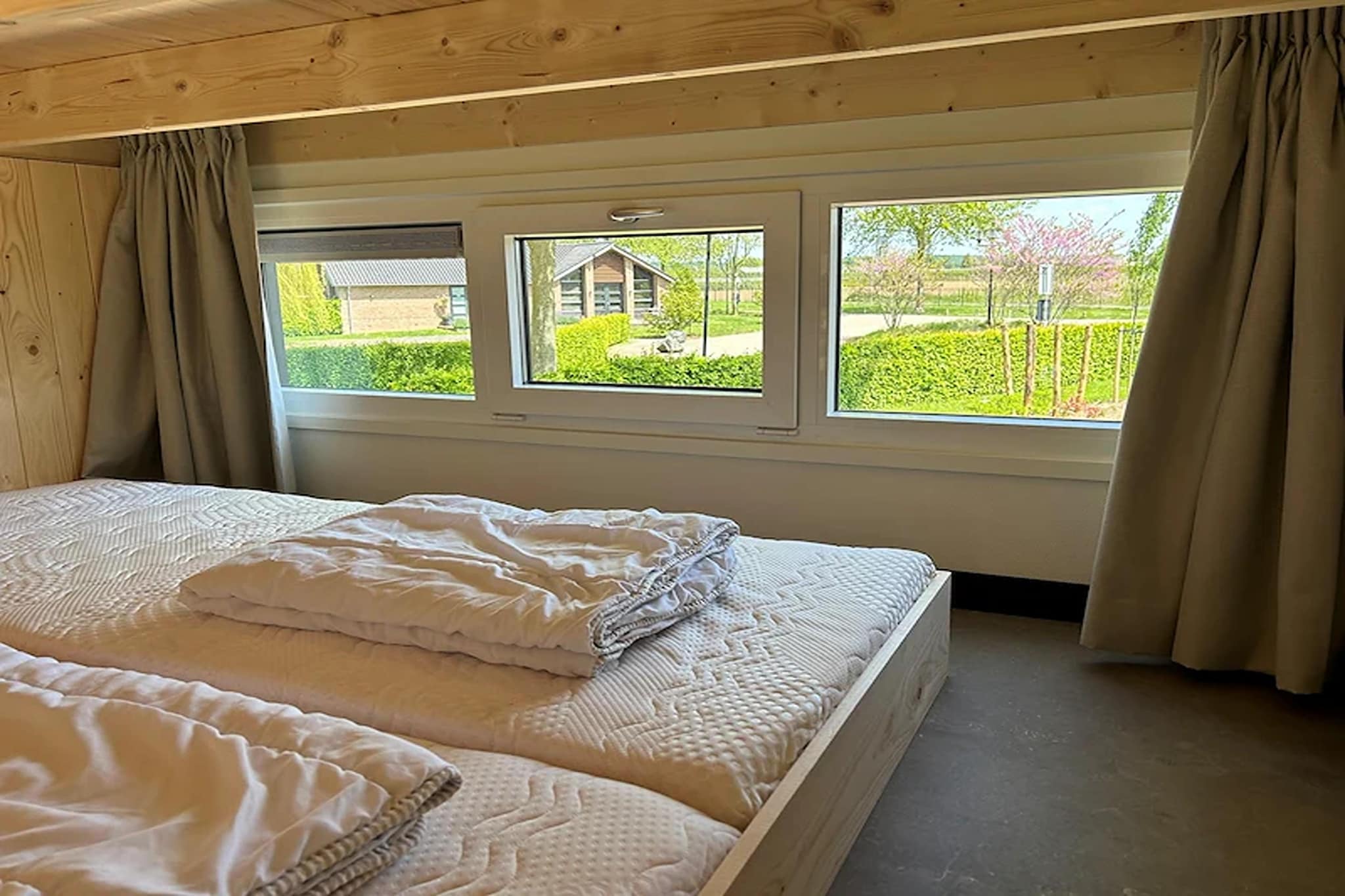 Ground floor: (open kitchen(hob(induction), electric kettle, coffee machine), Living/diningroom(TV, dining table, seating area))\n\nmezzanine: (bedroom(double bed))\n\nInternet access, Parking, trampoline