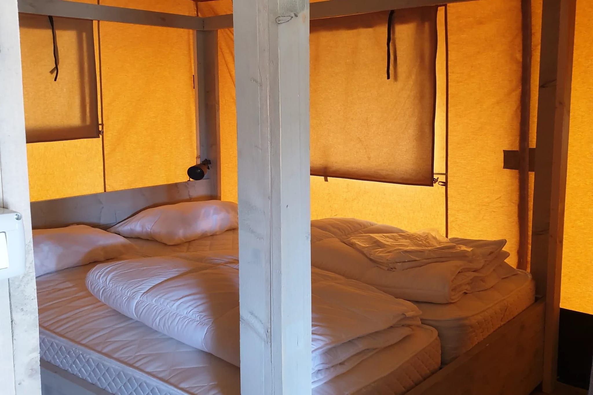 open kitchen(stove(gas), dishes and cutlery, Cooking basics), Living/diningroom(dining table, seating area), bedroom(double bed, bunk bed), bedroom(bunk bed), bathroom(shower, washbasin, toilet), Internet access, Parking, air conditioning, BBQ, trampoline, heating