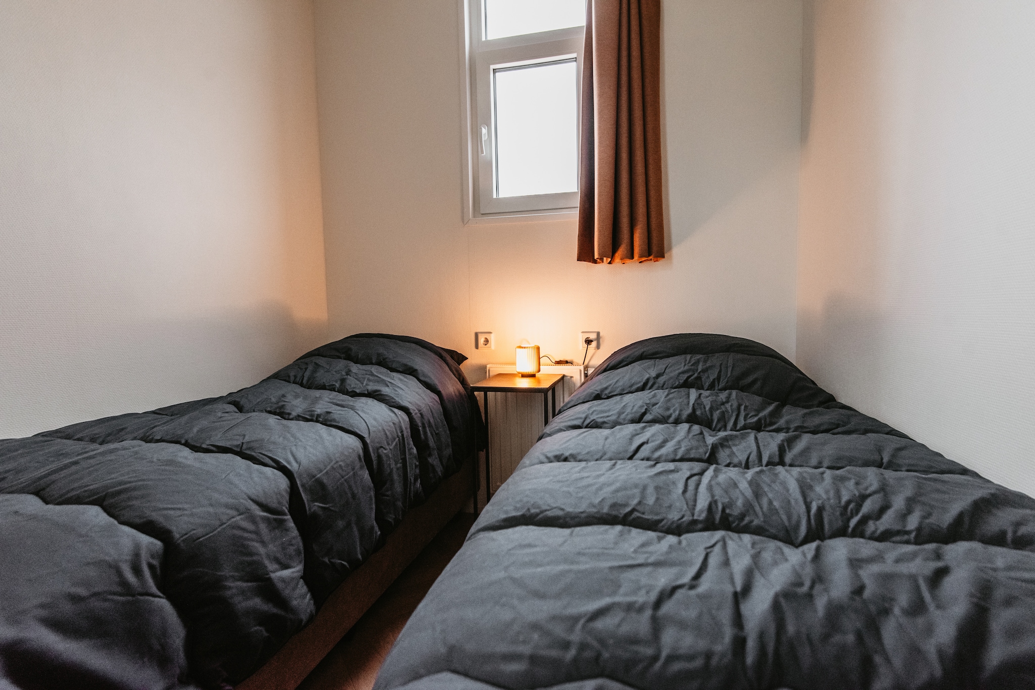 open kitchen(hob, electric kettle, coffee machine, microwave, dishes and cutlery, Cooking basics), Living/diningroom(TV, dining table, seating area), bedroom(single bed, single bed), bedroom(bunk bed), bathroom(shower, washbasin, toilet), Internet access, Parking, trampoline