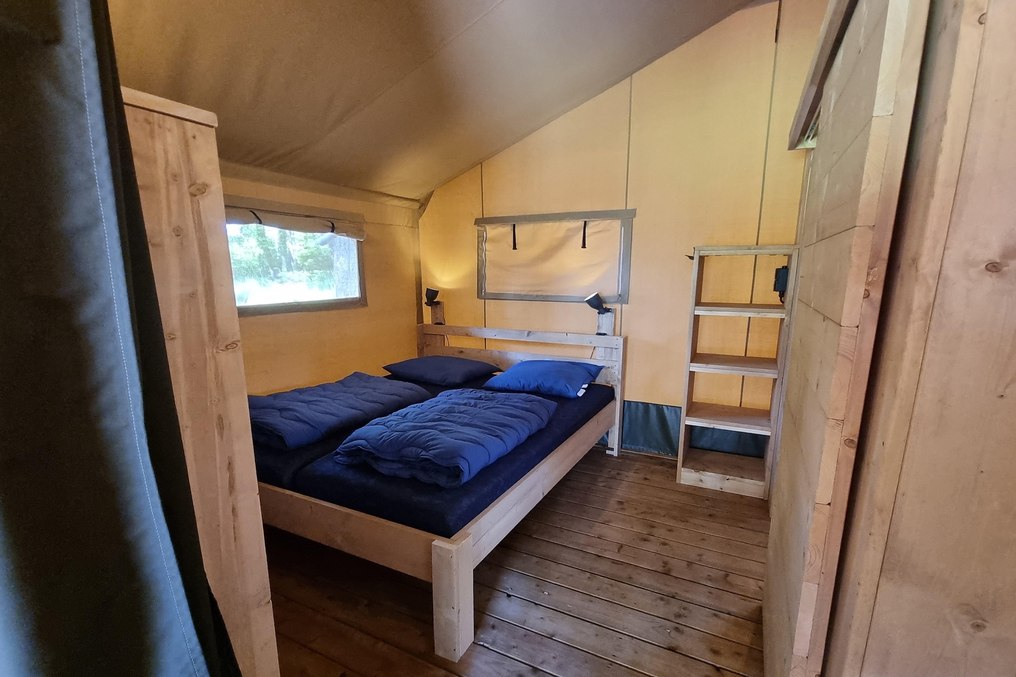 Ground floor: (open kitchen(electric kettle, cooker, coffee machine, fridge), Living/diningroom(dining table, seating area), bedroom(double bed or 2 single beds), bedroom(bunk bed, bunk bed), bathroom(shower, washbasin, toilet))\n\nParking, garden, garden furniture, trampoline(shared with other guests), sand pit(shared with other guests), play equipment(shared with other guests)