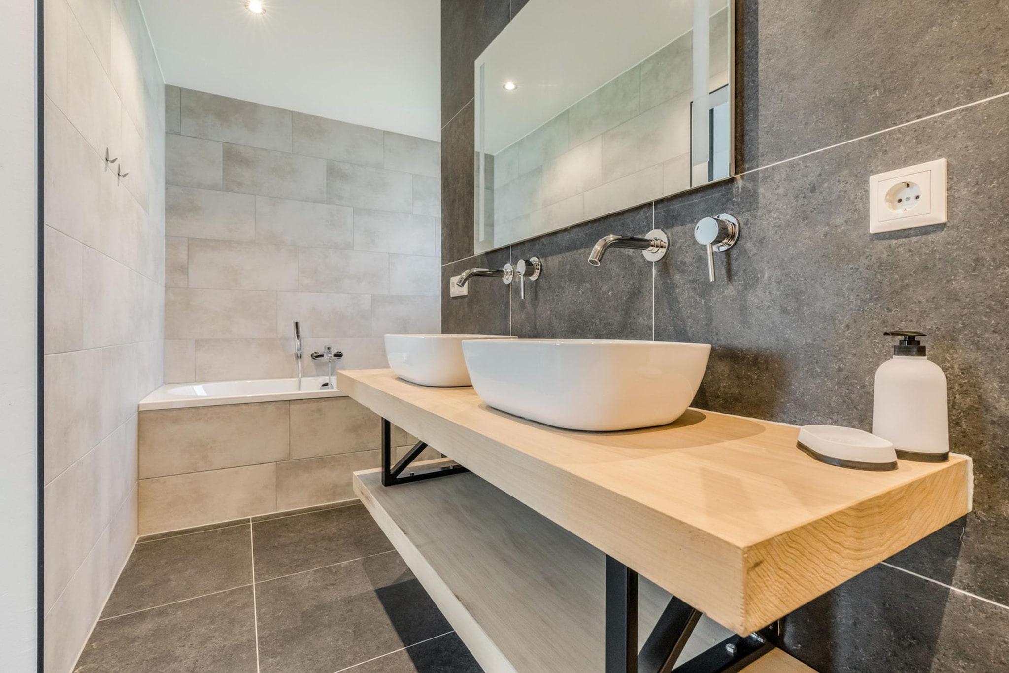 Farm Lodge 669-Bathroom