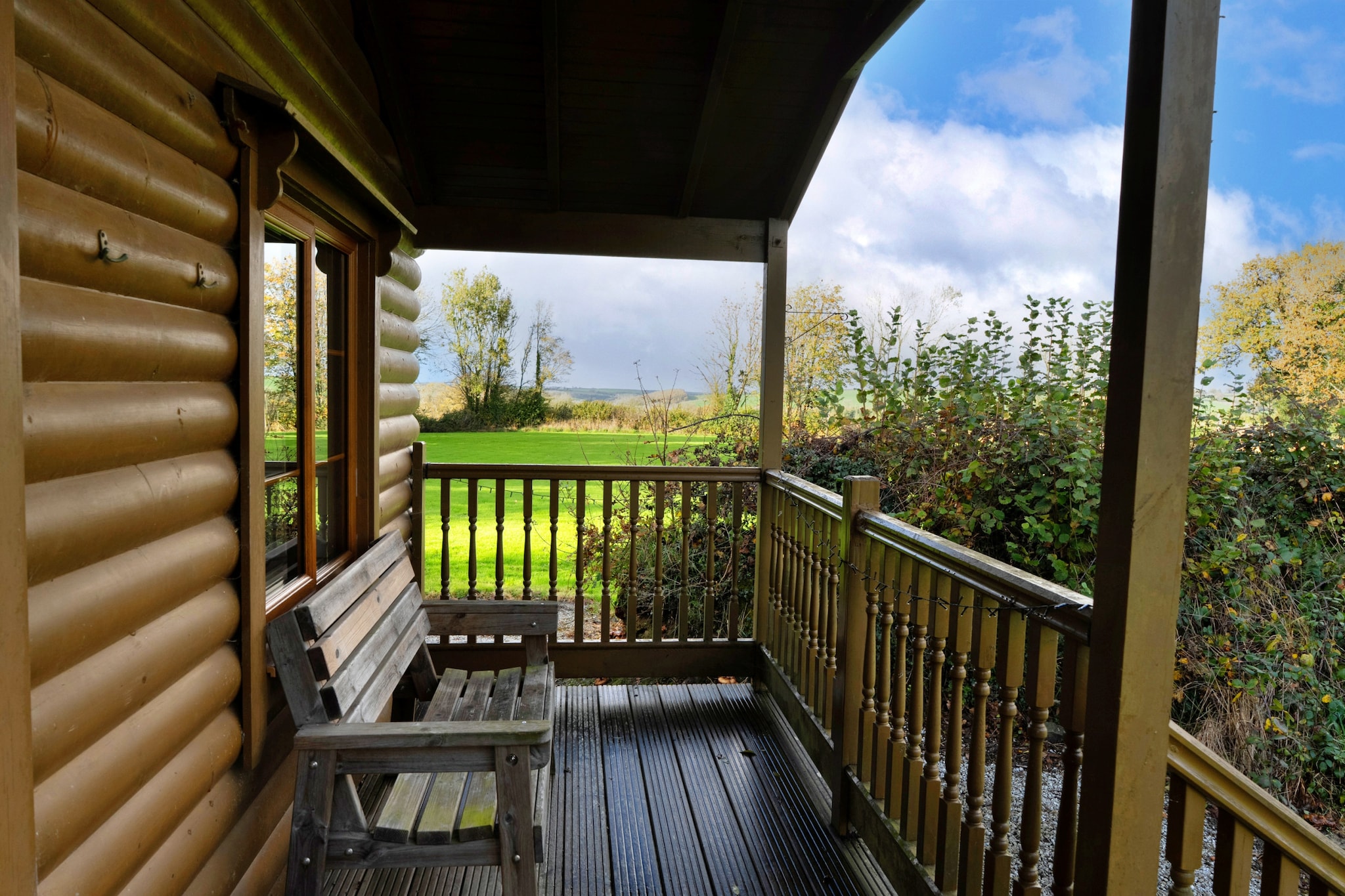 Tarka's Holt Log Cabin, Stowford - Terrasbalkon