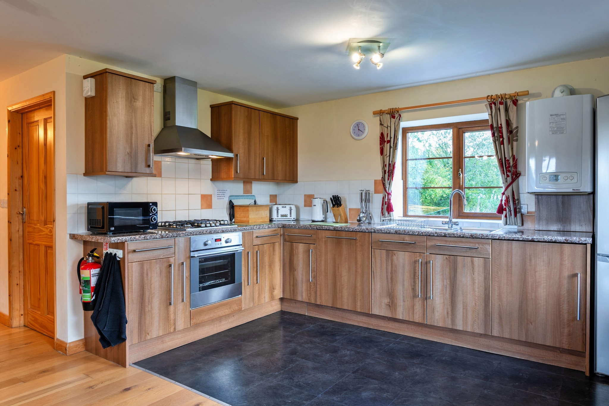 Tarka's Holt Log Cabin, Stowford - Keuken