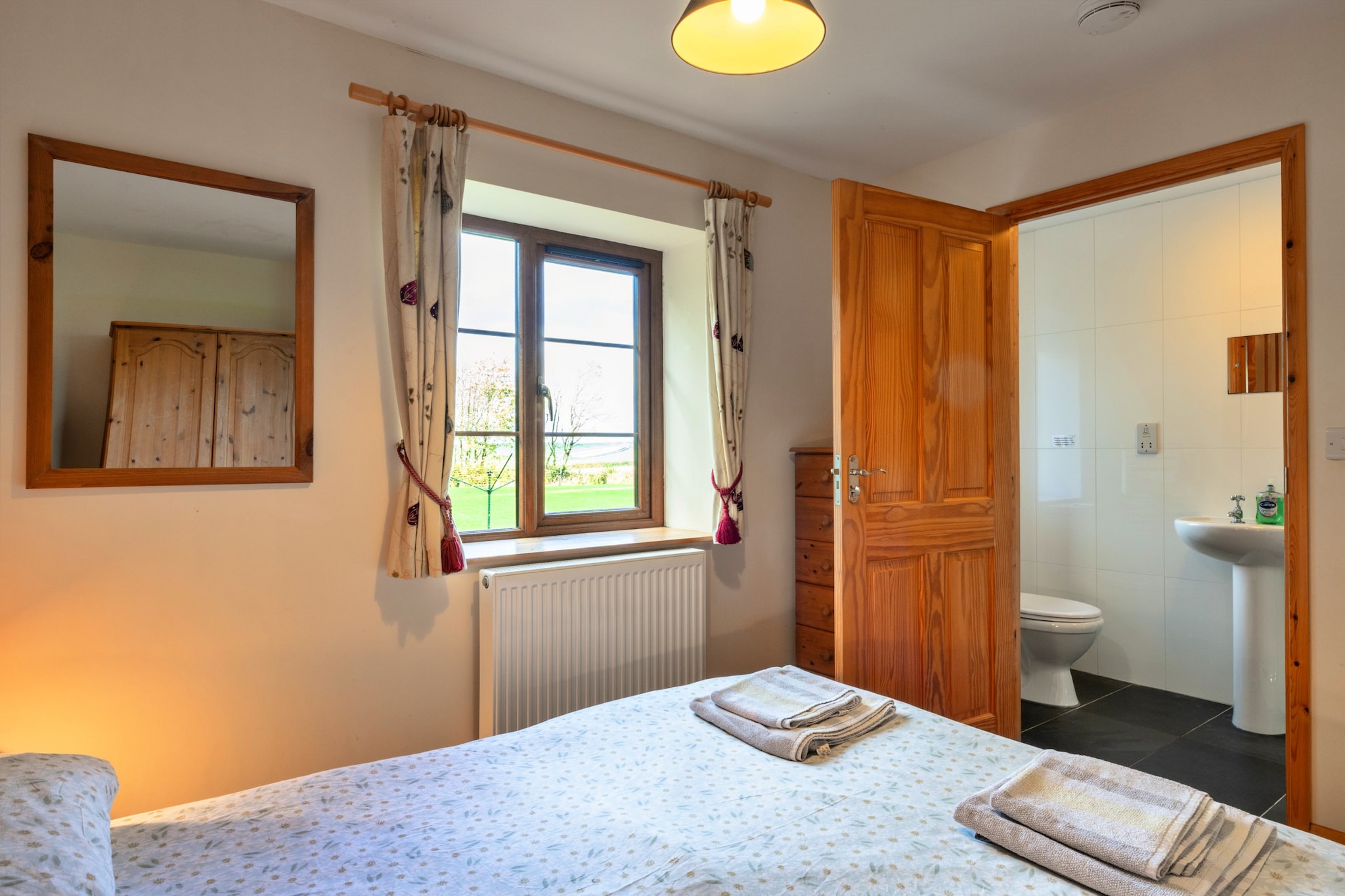 Tarka's Holt Log Cabin, Stowford - Slaapkamer