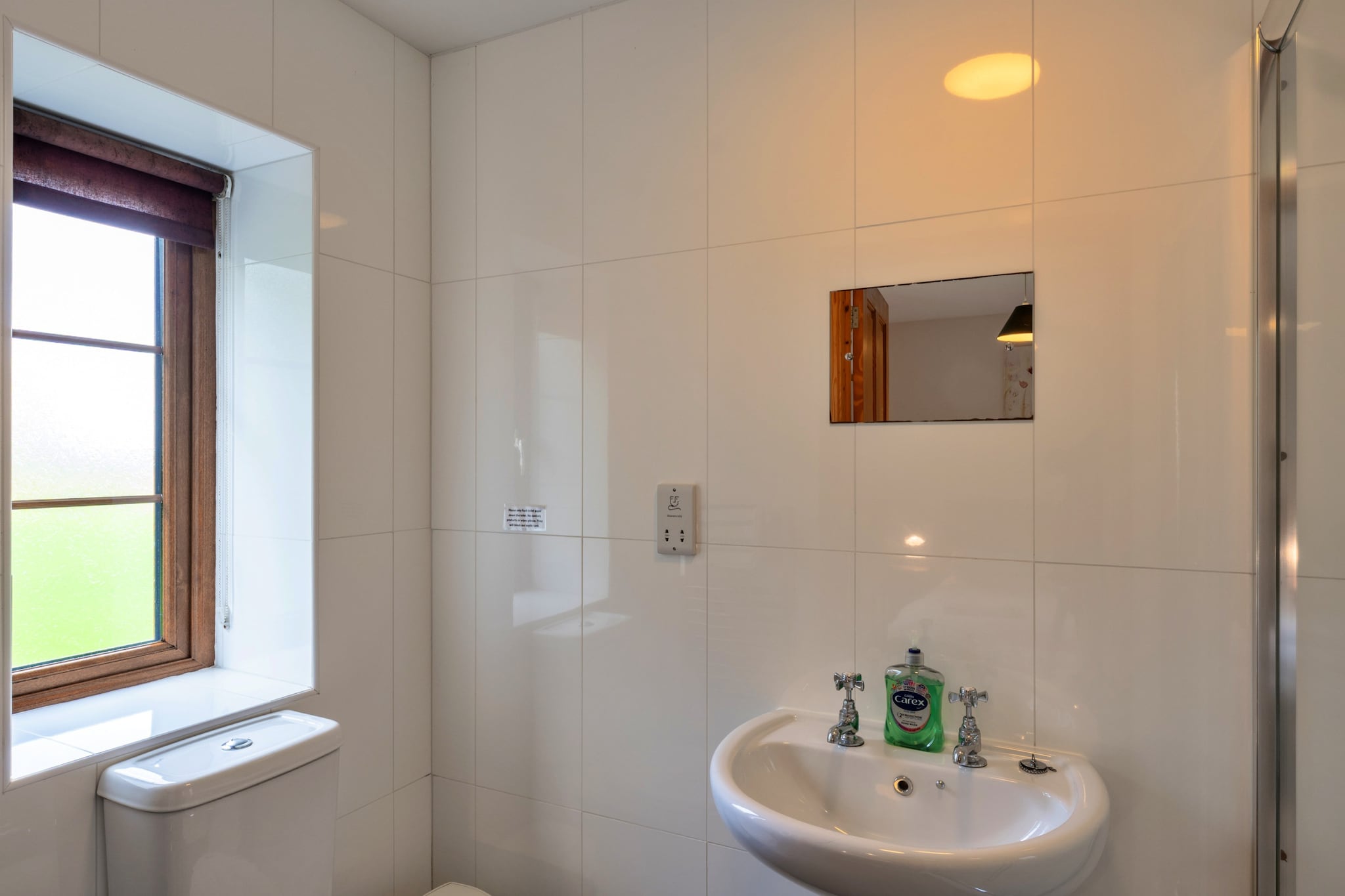 Tarka's Holt Log Cabin, Stowford - Badkamer