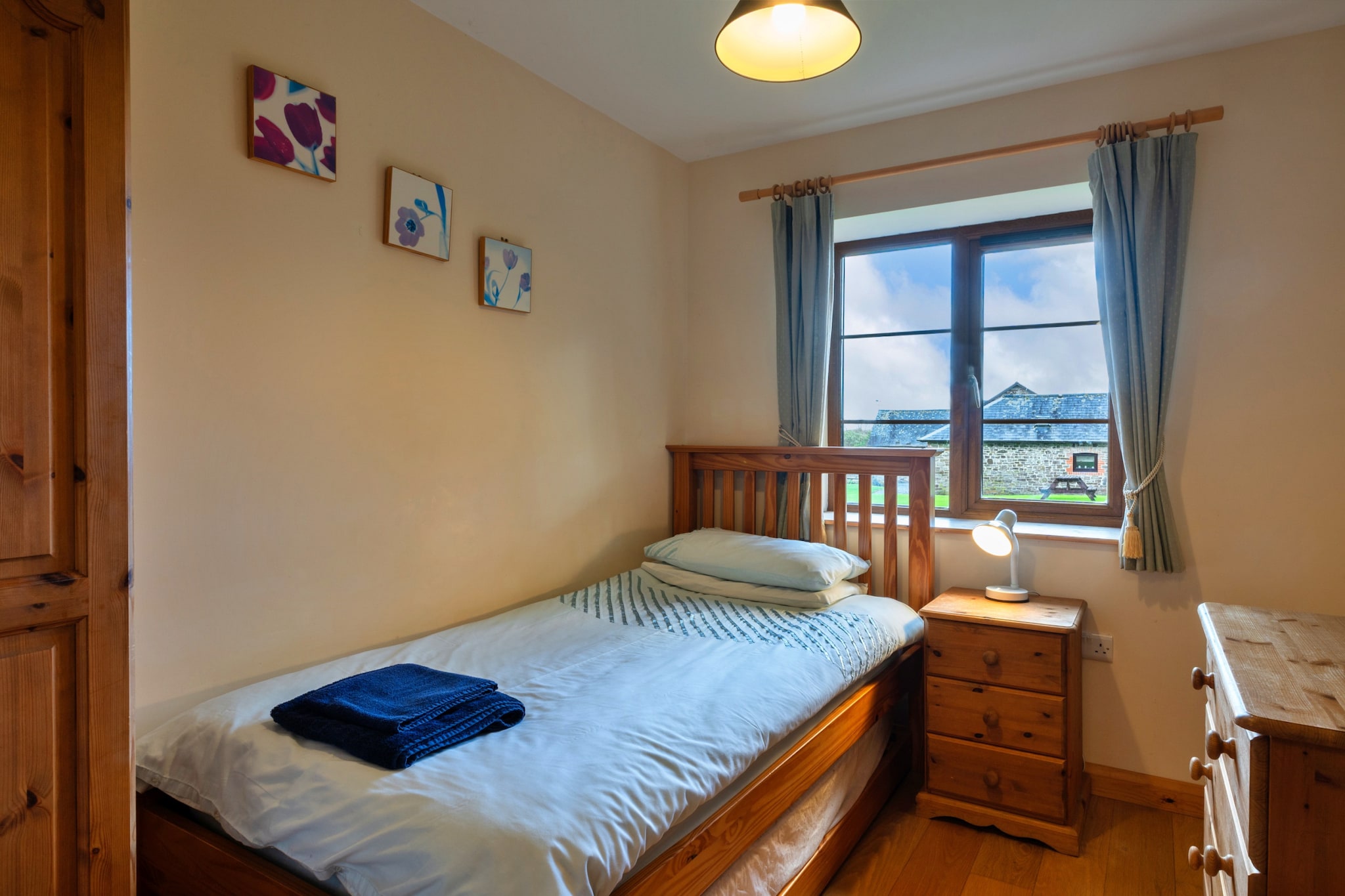 Tarka's Holt Log Cabin, Stowford - Slaapkamer