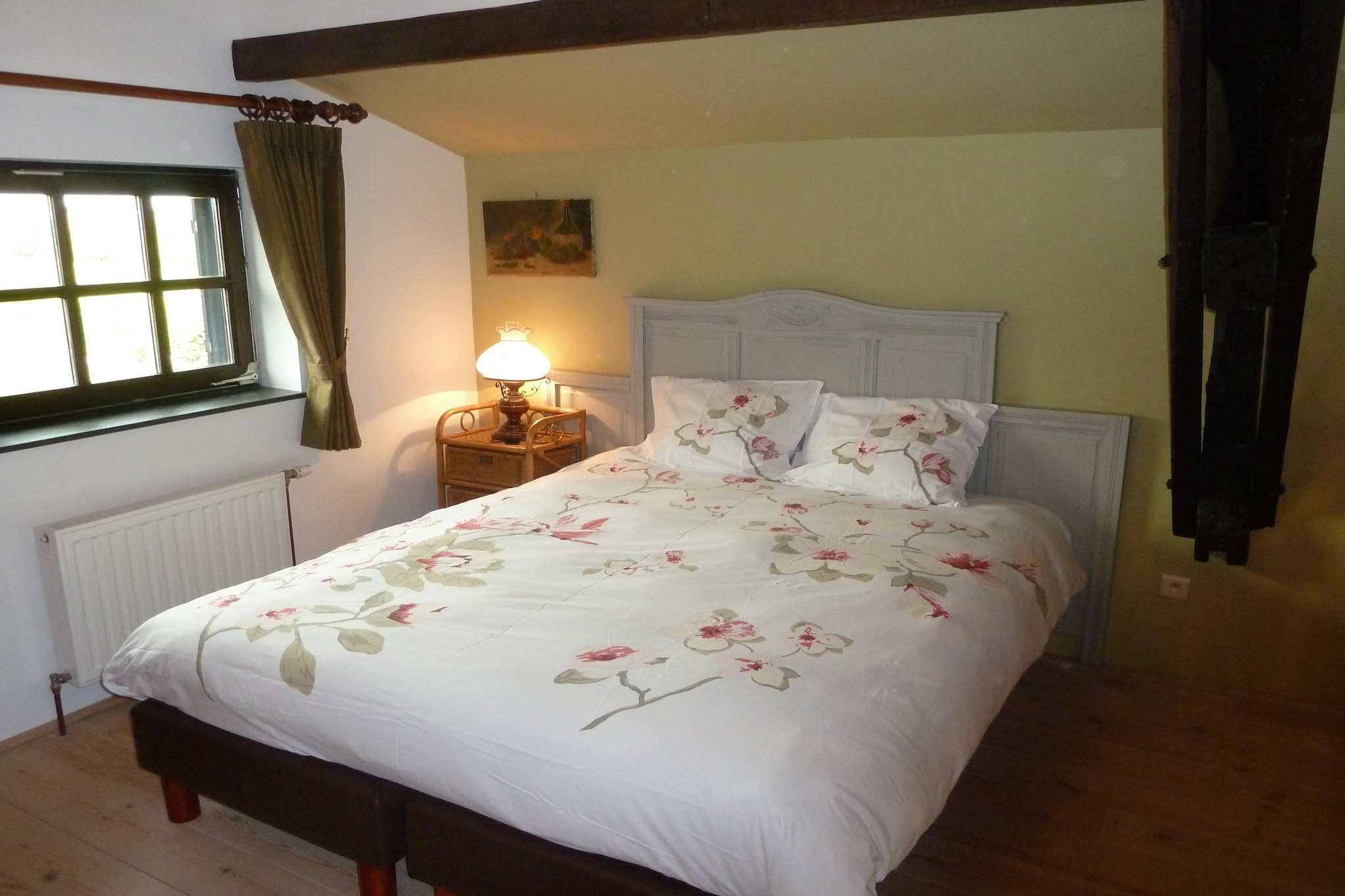open kitchen(stove, coffee machine, microwave, dishwasher, fridge, dishes and cutlery, Cooking basics), Living/diningroom(TV, dining table, seating area, DVD player, CD player), bedroom(double bed), bedroom(double bed), bedroom(double bed), bedroom(single bed, single bed), bedroom(double bed, double bed), bathroom(shower, washbasin, toilet), bathroom(bath tub), bathroom(shower, washbasin, toilet), Internet access, sauna, washing machine, garden, garden furniture, BBQ, high chair, heating