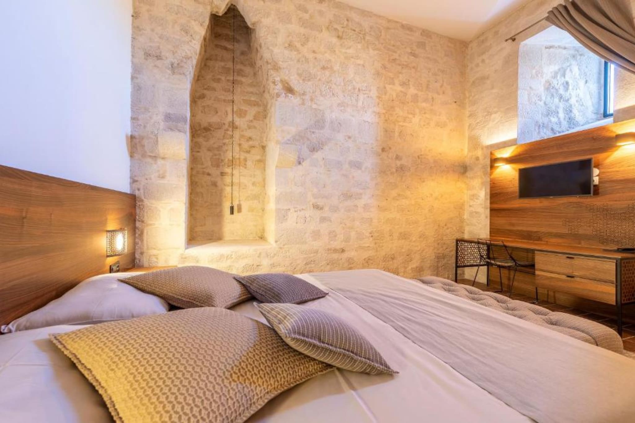 Heritage Hotel Maškovića Han is located in a small town called Pakoštane, near Zadar, and it is 50 m away from the sea, which is rich with bays and islands, making it suitable for divers, beginners, or professionals. This location is perfect for guests who need peace from the loud crowds in cities and who love to enjoy the sunny Mediterranean coast of Croatia.

Note:
Private parking is available, and a reservation is not required.
Baggage drop-off is available before check-in.
Wi-Fi is available throughout the property.
Pets are allowed.
A baby cot is available on request.

This one-bedroom can accommodate up to two guests. It features an SAT/flat-screen TV and is combined with a seating area and a safety deposit box. The private bathroom is equipped with a toilet. Free toiletries are available on request.

Thanks to its excellent location, everything you'll need for your vacation is just a short walk away. Grocery stores, cafes, restaurants—everything is within a 500 m radius. The beach is 6 km away from the property.

The airport is 30 km away from the property.