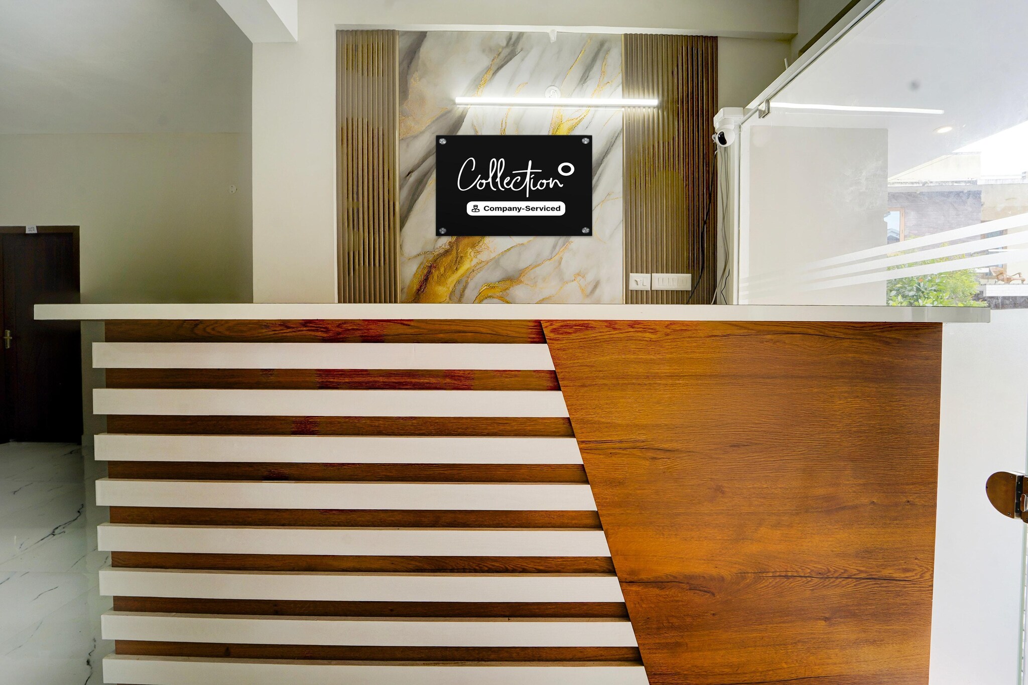 Ground floor: (bedroom(double bed, TV, seating area, electric kettle, air conditioning, telephone, Floor mattress), bathroom(bathtub or shower, shower, washbasin, toilet, Towels incl., shampoo, body soap, hot water), lift)