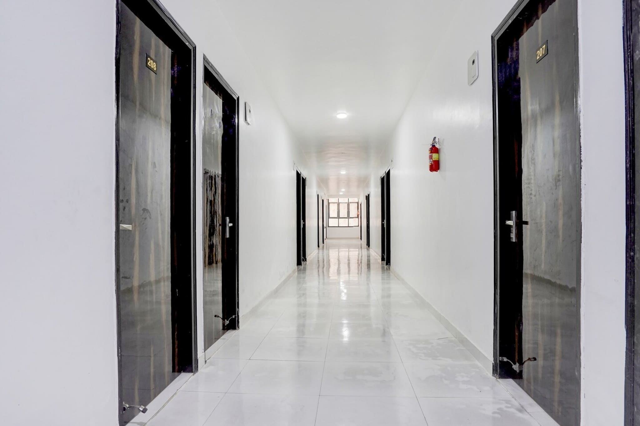 Ground floor: (bedroom(double bed, TV, seating area, electric kettle, air conditioning, telephone, Floor mattress), bathroom(bathtub or shower, shower, washbasin, toilet, Towels incl., shampoo, body soap, hot water), lift)