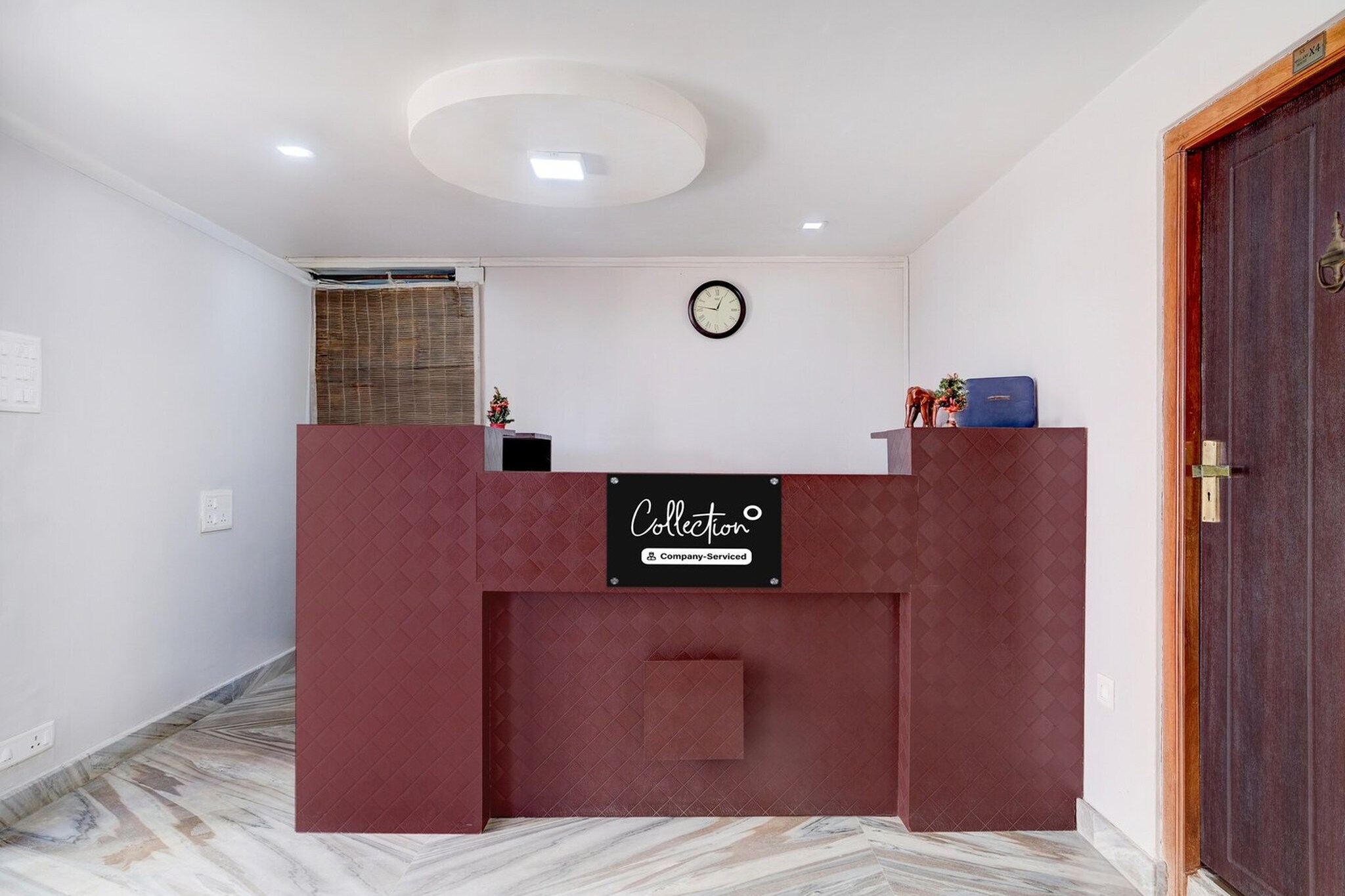 Ground floor: (bedroom(double bed, TV, seating area, electric kettle, air conditioning, telephone, Floor mattress), bathroom(bathtub or shower, shower, washbasin, toilet, Towels incl., shampoo, body soap, hot water), Parking, lift)
