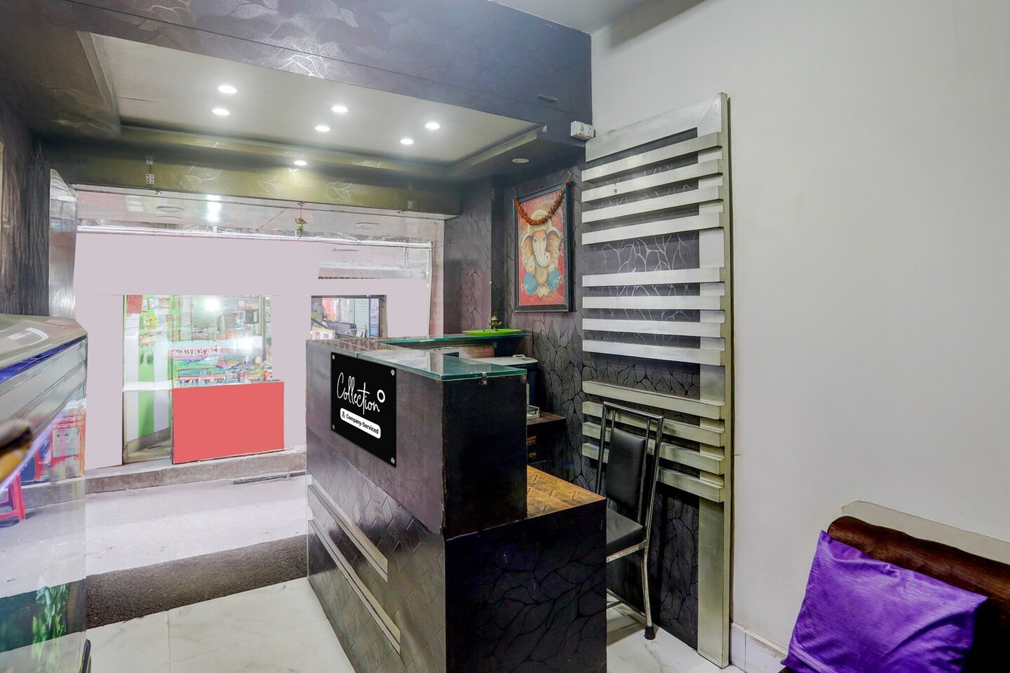 Ground floor: (bedroom(double bed, TV, seating area, electric kettle, air conditioning, telephone, Floor mattress), bathroom(bathtub or shower, shower, washbasin, toilet, Towels incl., shampoo, body soap, hot water))