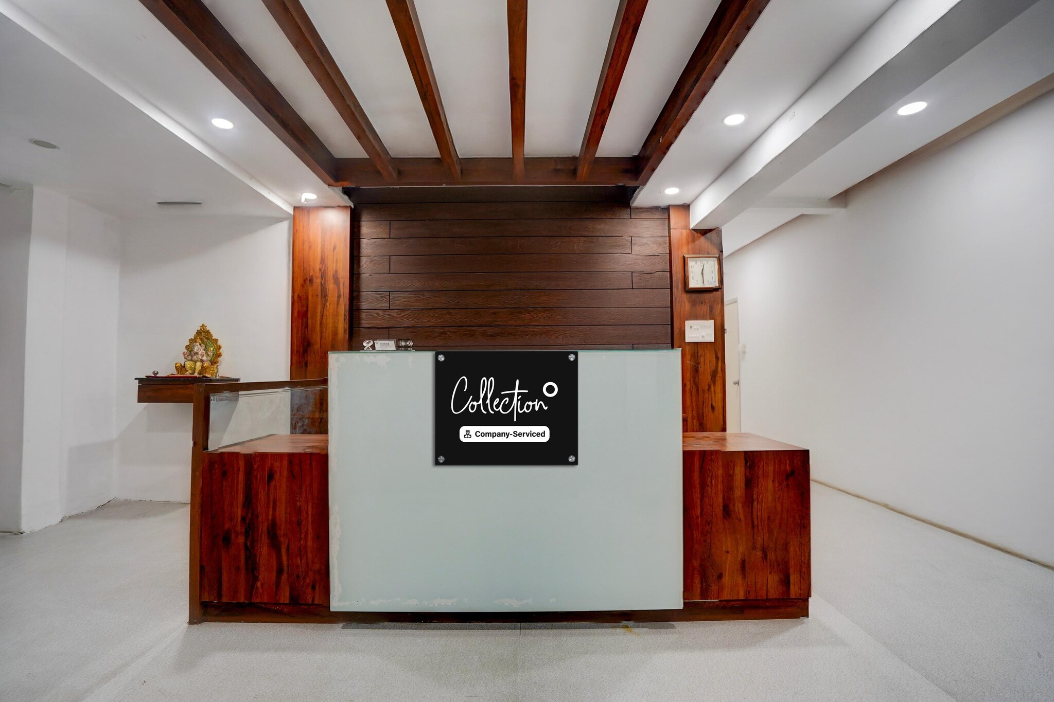 Ground floor: (bedroom(double bed, TV, seating area, electric kettle, air conditioning, telephone, Floor mattress), bathroom(bathtub or shower, shower, washbasin, toilet, Towels incl., shampoo, body soap, hot water), lift)