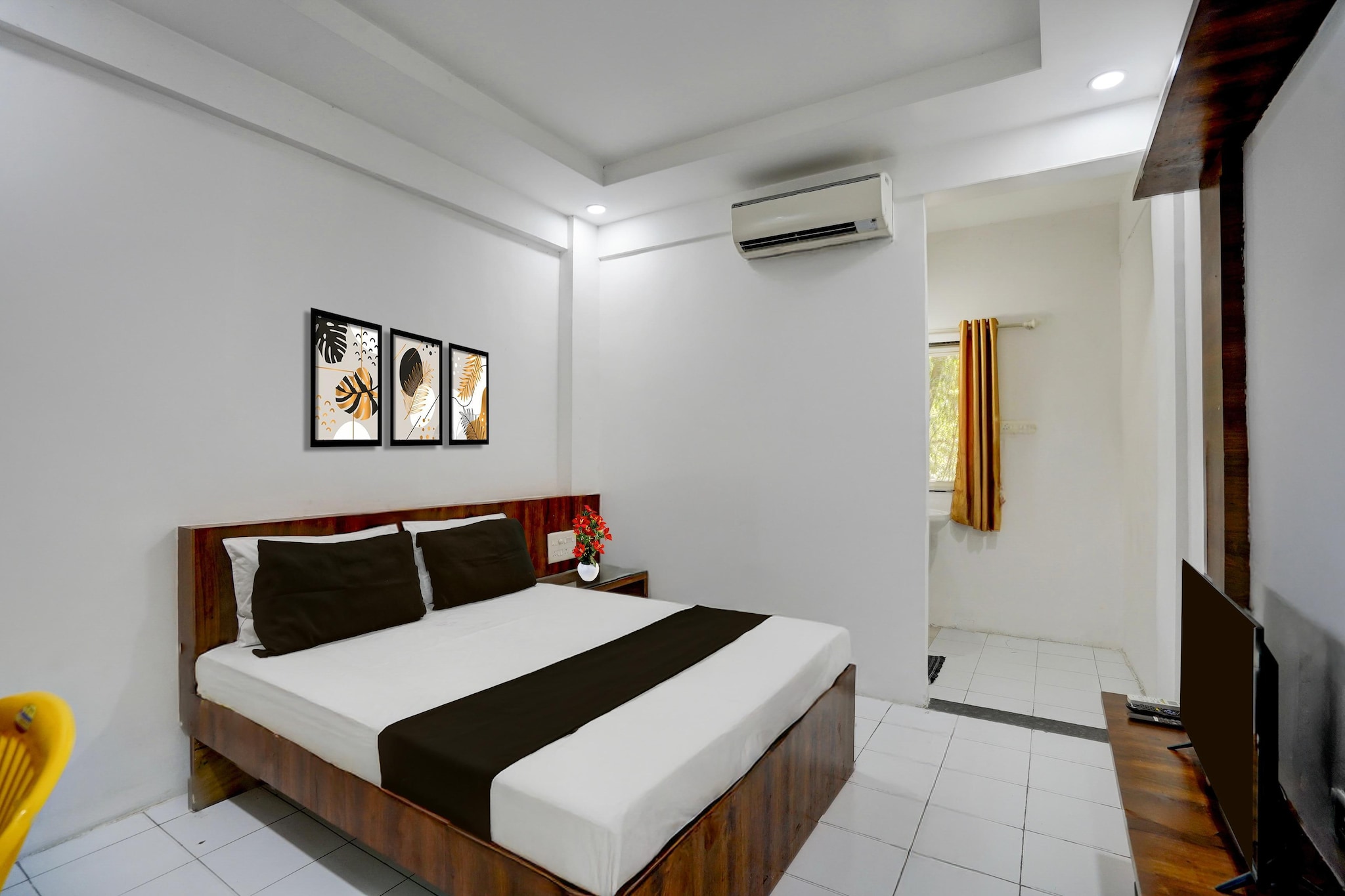 Set within 7.6 km of Fergusson College and 8.2 km of Raja Dinkar Kelkar Museum, Collection O Warje Pune Formerly Choice Guest house offers rooms with air conditioning and a private bathroom in Yerandwane. This 3-star hotel offers room service, a 24-hour front desk and free WiFi. The hotel features family rooms.
The units at the hotel come with a seating area, a flat-screen TV with satellite channels and a private bathroom with free toiletries and a bath or shower. Guest rooms feature a desk.
Srimant Dagadusheth Halwai Ganapati Temple is 8.5 km from Collection O Warje Pune Formerly Choice Guest house, while Pataleshwar Cave Temple is 9.1 km away. Pune International Airport is 18 km from the property.
Unmarried couples are warmly welcome at this property.
Guests with local ID proof are warmly welcome.
Foreign guests are welcome and allowed to stay at this property without any restrictions
Early Check-In Policy: A full day’s room rate will be charged for check-ins before 6:00 AM. Complimentary early check-in is available between 6:00 AM and 10:00 AM, subject to room availability.
Check-in is only available to guests aged 18 and above. Please provide a government-issued ID to confirm your age.