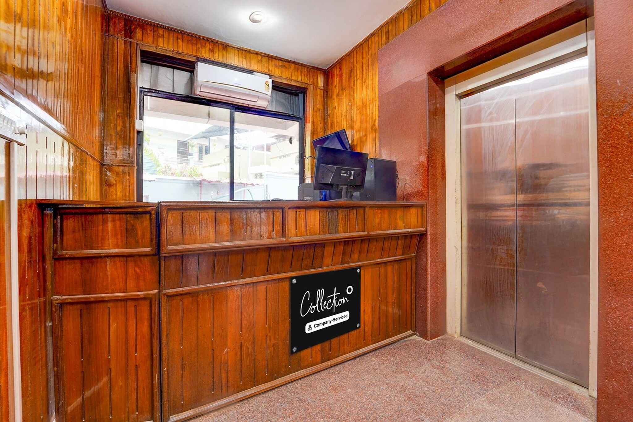 Ground floor: (bedroom(double bed, TV, seating area, electric kettle, air conditioning, telephone, Floor mattress), bathroom(bathtub or shower, shower, washbasin, toilet, Towels incl., shampoo, body soap, hot water), lift)