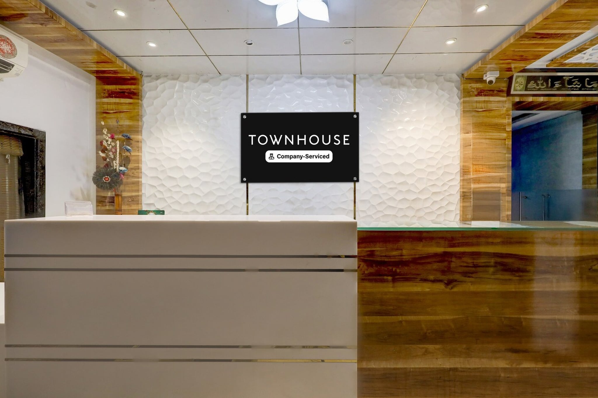 Ground floor: (bedroom(double bed, TV, seating area, electric kettle, air conditioning, telephone, Floor mattress), bathroom(bathtub or shower, shower, washbasin, toilet, Towels incl., shampoo, body soap, hot water), lift)