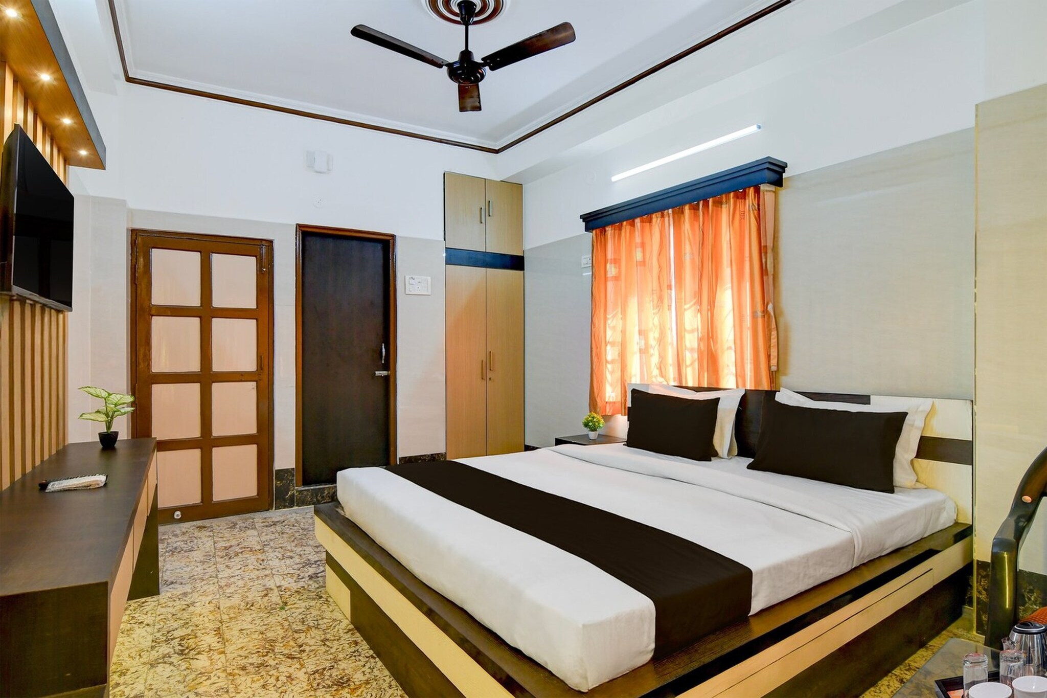 Set within 1.5 km of Howrah Railway Station and 3.9 km of M G Road Metro Station, Hotel O Howrah Railway Station offers rooms with air conditioning and a private bathroom in Salkhia. This 3-star hotel offers room service, a 24-hour front desk and free WiFi. The hotel features family rooms.

The units at the hotel come with a seating area, a flat-screen TV with satellite channels and a private bathroom with free toiletries and a bath or shower. The rooms feature a desk.

Esplanade Metro Station is 5.2 km from Hotel O Howrah Railway Station, while New Market is 5.7 km away. Netaji Subhash Chandra Bose International Airport is 16 km from the property. 

Unmarried couples are warmly welcome at this property.
Guests with local ID proof are warmly welcome.
Foreign guests are welcome and allowed to stay at this property without any restrictions
Early Check-In Policy: A full day’s room rate will be charged for check-ins before 6:00 AM. Complimentary early check-in is available between 6:00 AM and 10:00 AM, subject to room availability.
 
Check-in is only available to guests aged 18 and above. Please provide a government-issued ID to confirm your age.