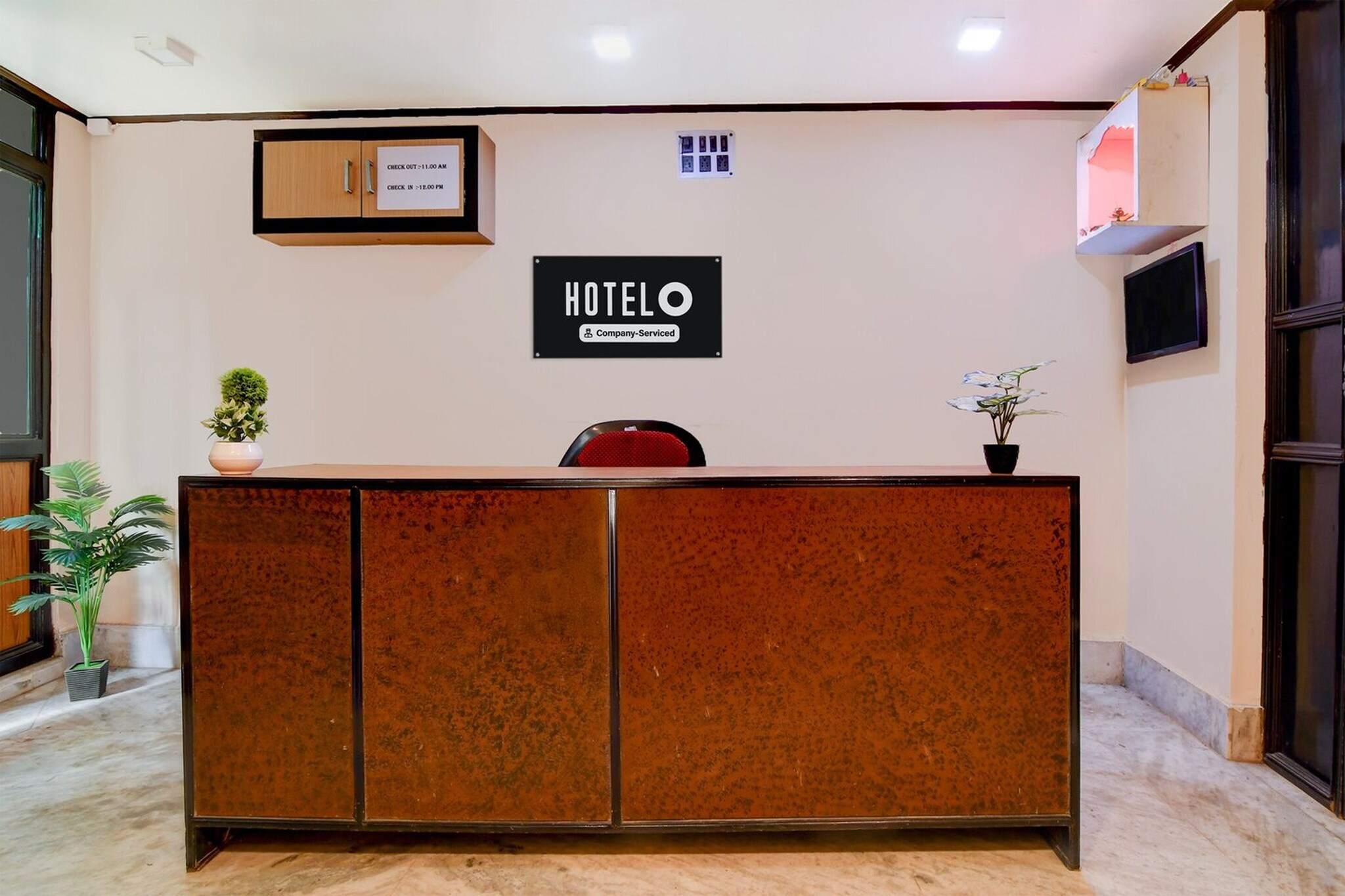 Ground floor: (bedroom(double bed, TV, seating area, electric kettle, air conditioning, telephone, Floor mattress), bathroom(bathtub or shower, shower, washbasin, toilet, Towels incl., shampoo, body soap, hot water), lift)