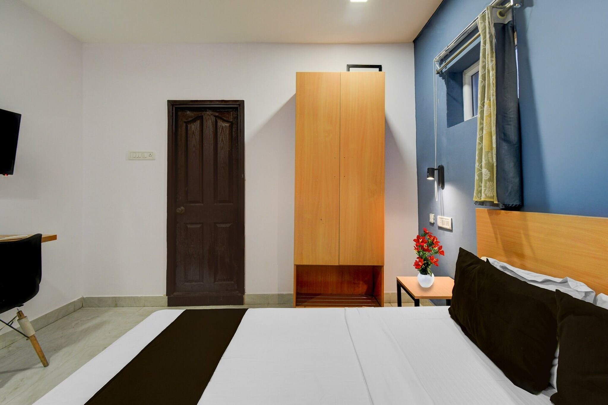 Enjoy a comfortable and hassle-free experience at our thoughtfully designed property. Each room is equipped with modern amenities, cozy bedding, and elegant decor to make you feel right at home. Located conveniently with easy access to public transport and major attractions, it's perfect for both business and leisure travelers. Cleanliness and guest comfort are our top priorities, and our team is available 24/7 to assist you throughout your stay.
Unmarried couples are warmly welcome at this property.
Guests with local ID proof are warmly welcome.
Early Check-In Policy: A full day’s room rate will be charged for check-ins before 6:00 AM. Complimentary early check-in is available between 6:00 AM and 10:00 AM, subject to room availability.
Check-in is only available to guests aged 18 and above. Please provide a government-issued ID to confirm your age.