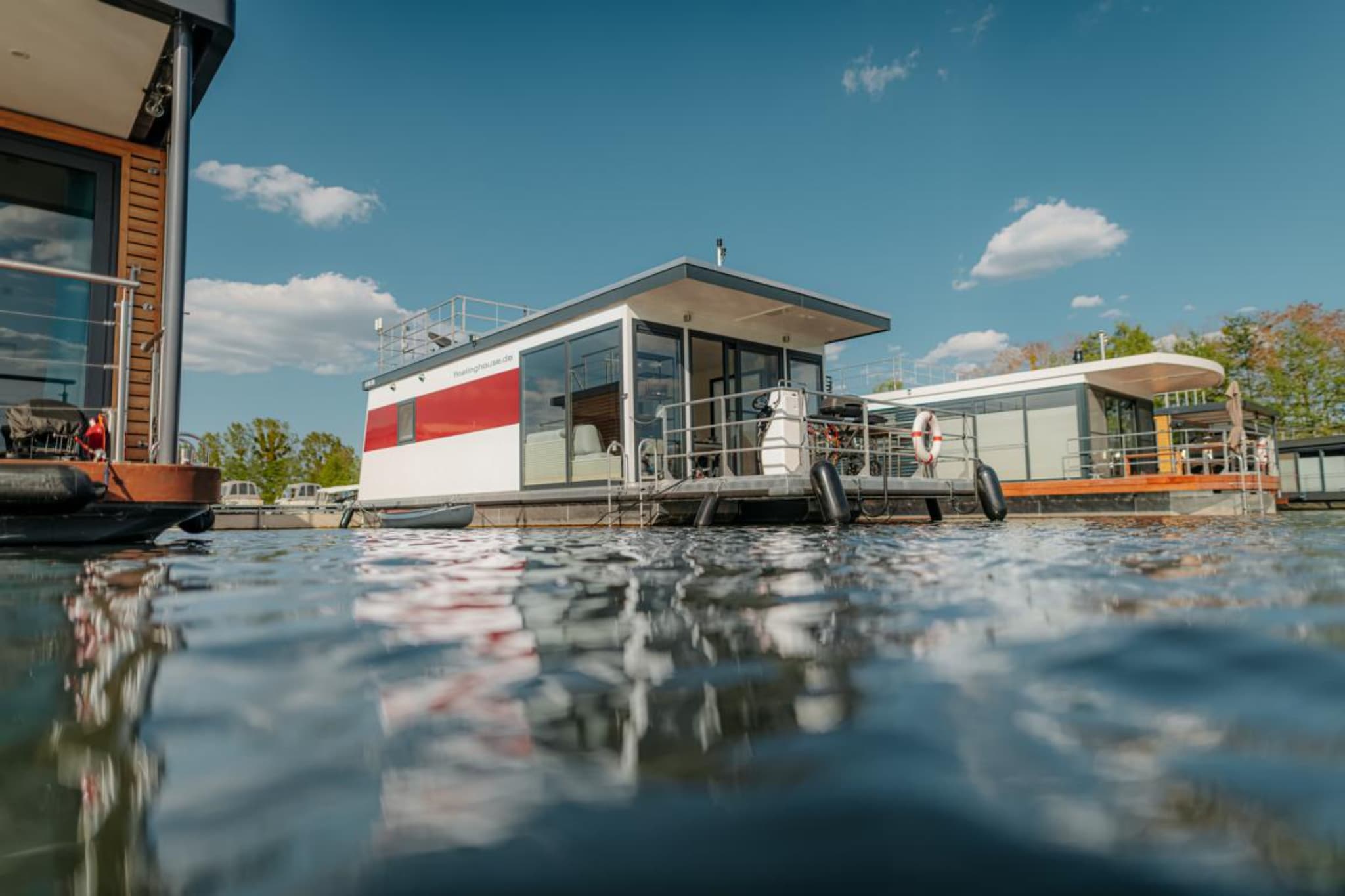 Hausboot in Zehdenick-Buitenkant zomer